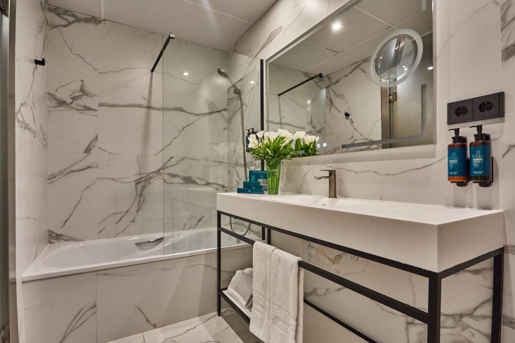 Family Room (2 Adults + 2 Children),1672563154:JPEG