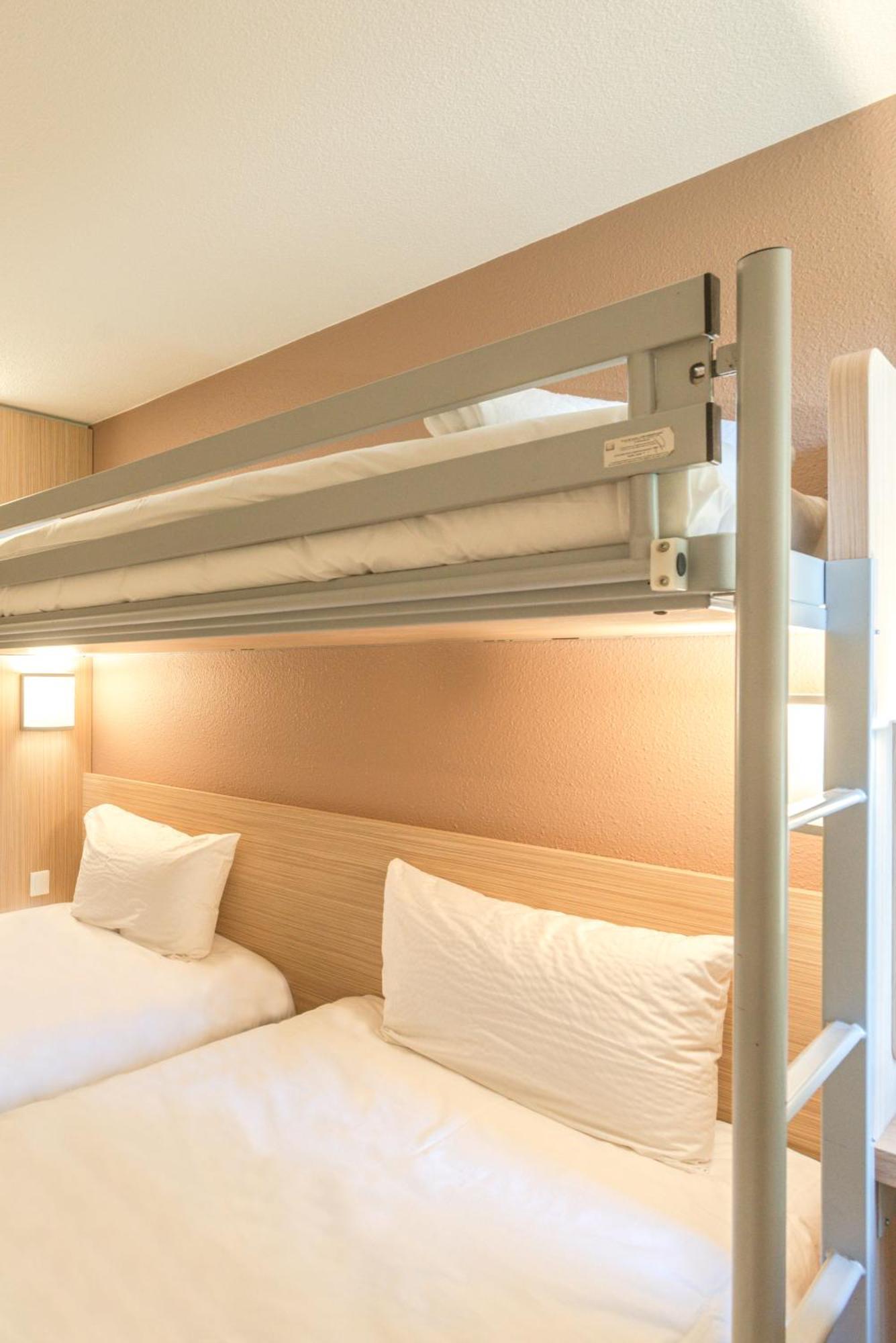 Chambre Triple avec 2 Lits Simples et 1 Lit Superposé