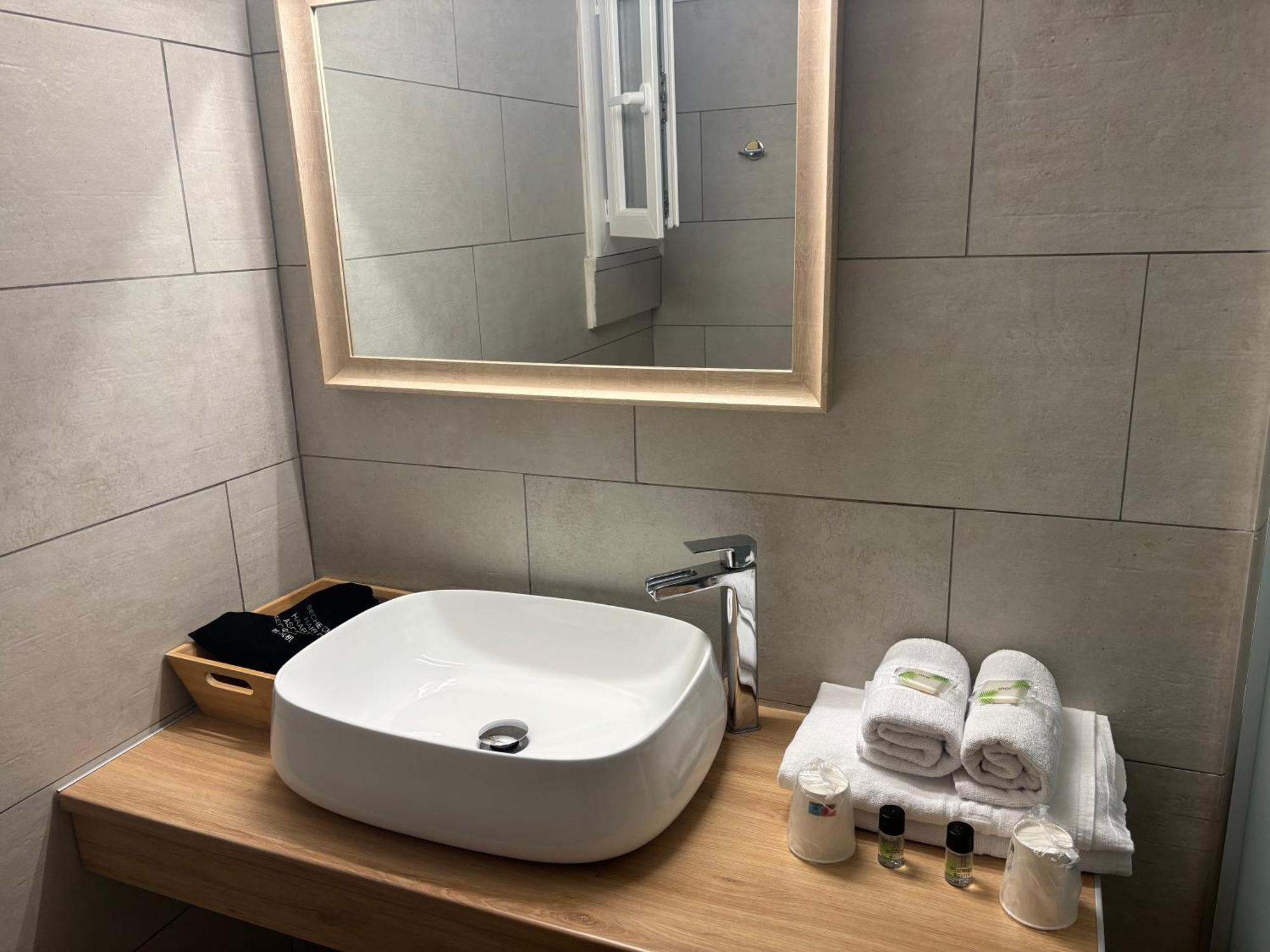 Quadruple Room with City View,1681733828:JPEG