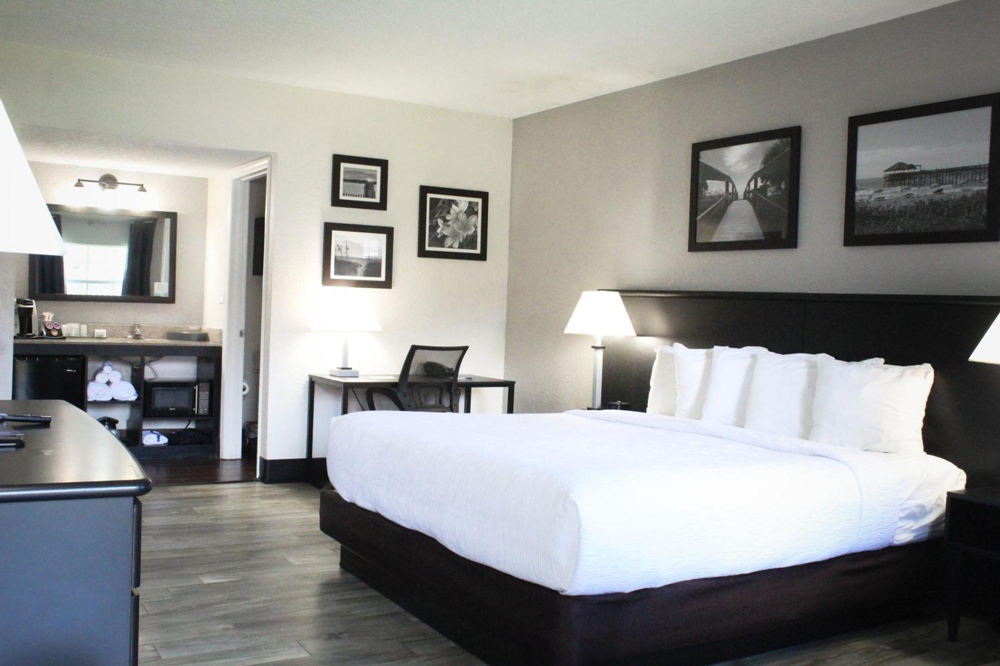 1 King Bed Deluxe Room Courtyard or Pool View Room Non-Smoking,1694533332:JPEG