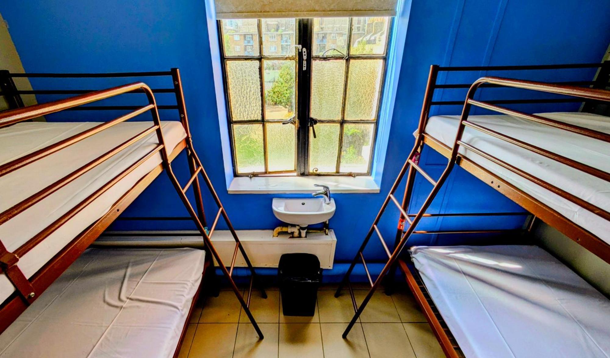 Chambre Familiale Privée pour 4 Personnes avec Salle de Bains Commune