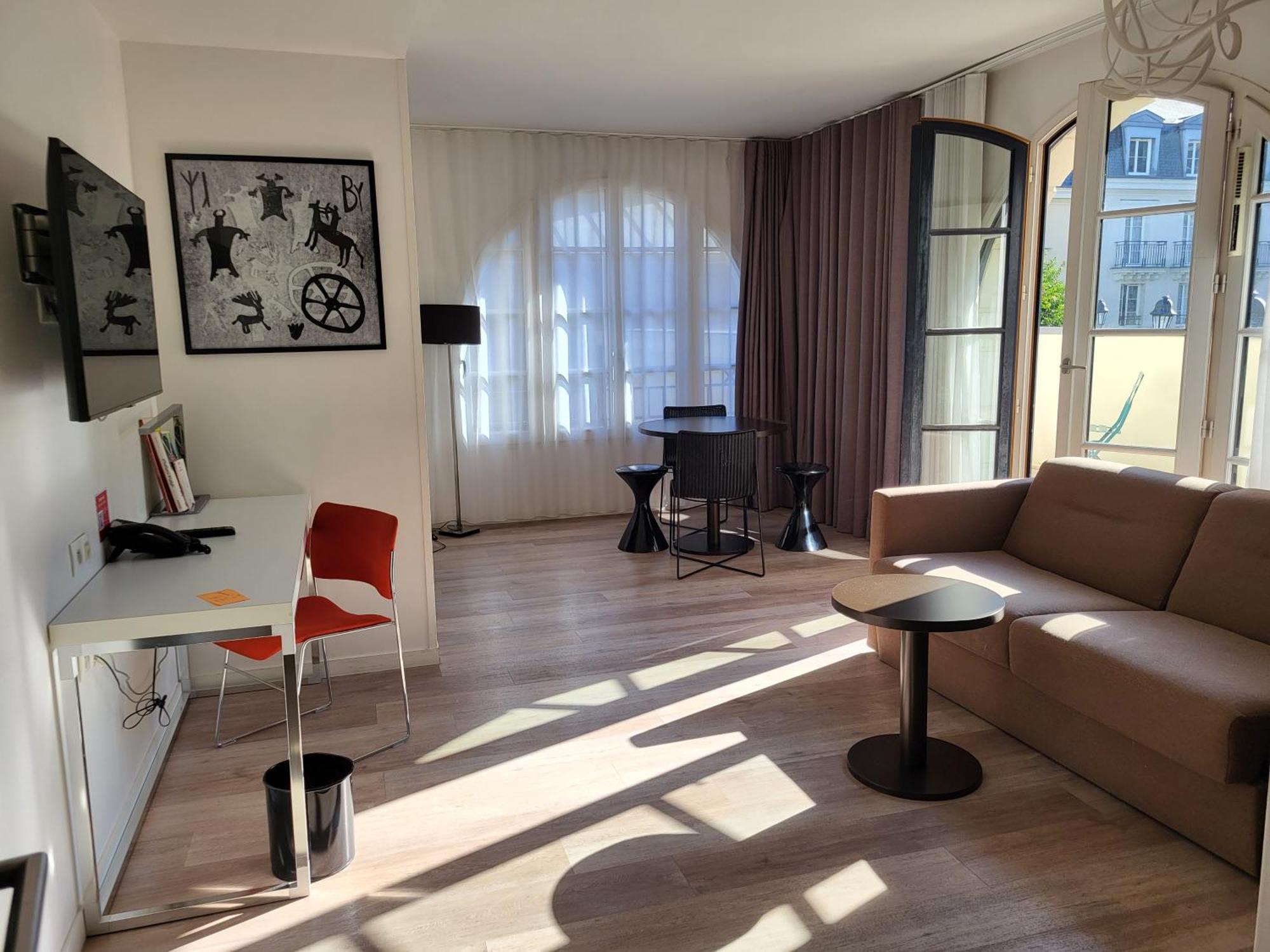 One-Bedroom Apartment Balcony,1698956595:JPEG