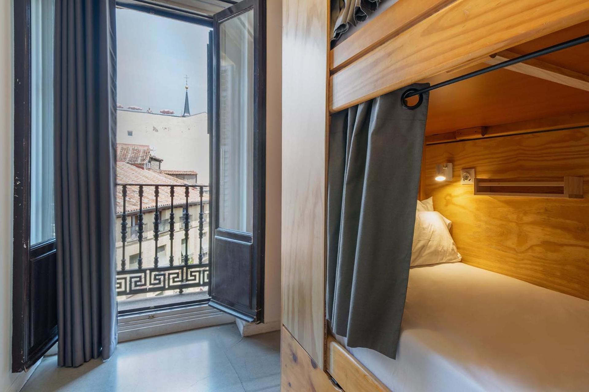 Lit Simple dans un Dortoir pour Femmes de 4 Lits avec Salle de Bains Privative