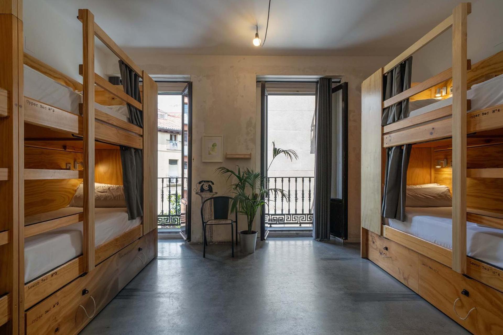 Lit Simple dans un Dortoir Féminin de 8 Lits avec Salle de Bains Privative