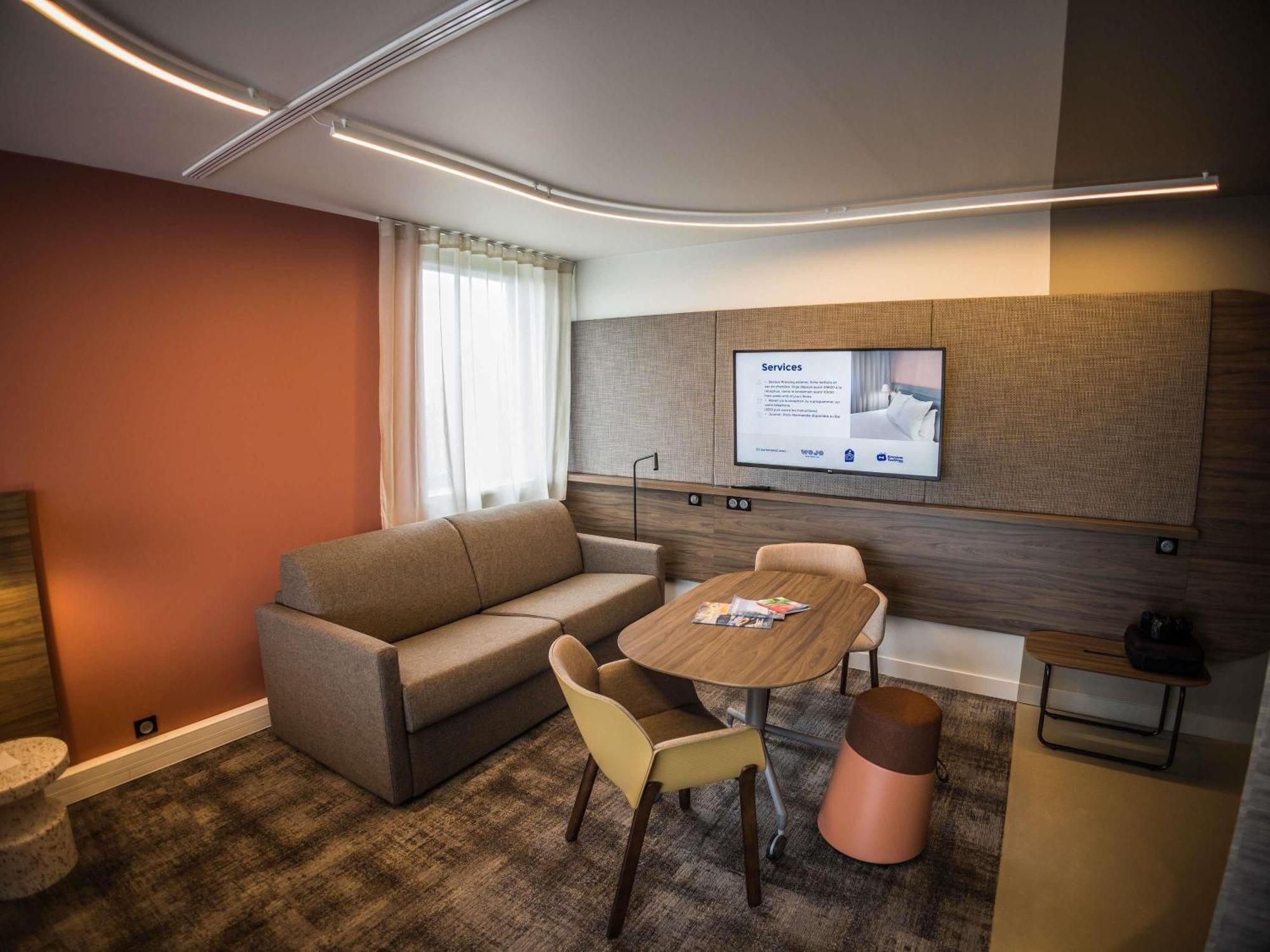Executive Suite,1704860762:JPEG