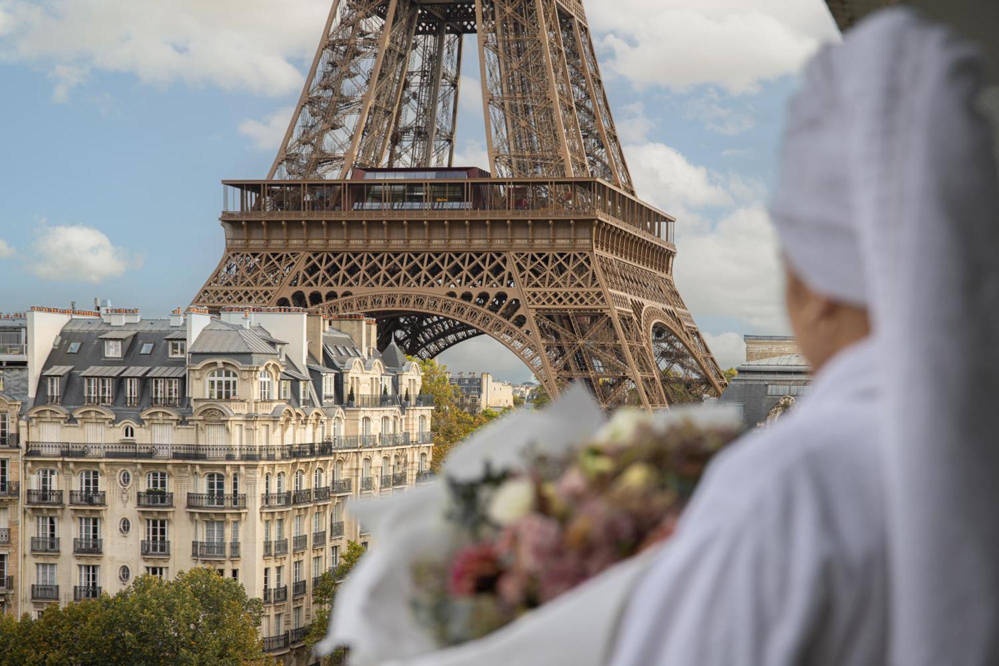 Chambre Lit King-Size Deluxe avec Canapé et Balcon - Étage Supérieur - Vue sur Tour Eiffel