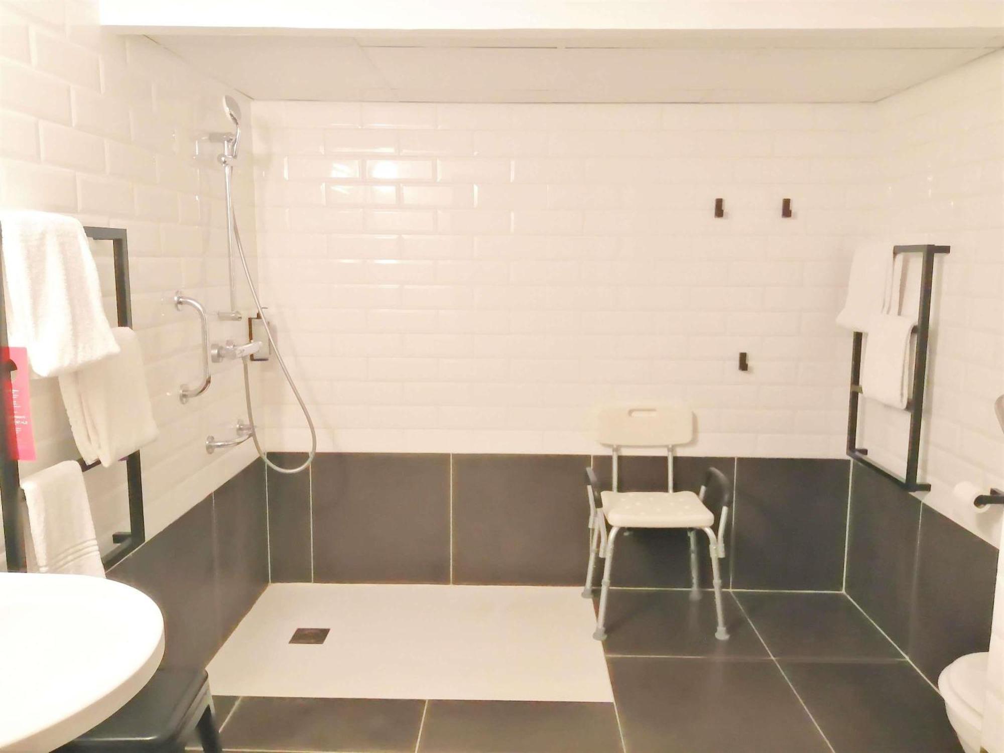 Chambre avec Lit Double et 2 Canapés