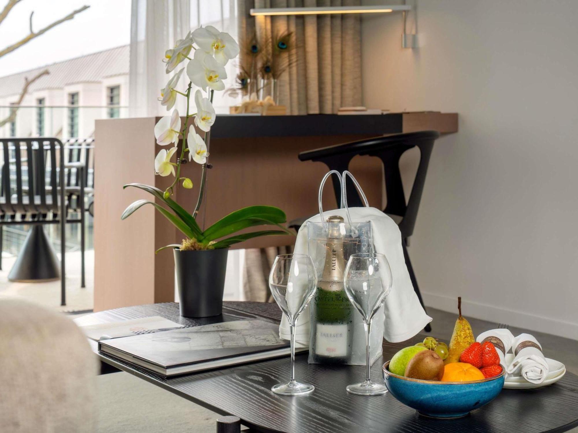 Junior King Suite with Sofa Bed, Terrace and Patio View,1705060427:JPEG