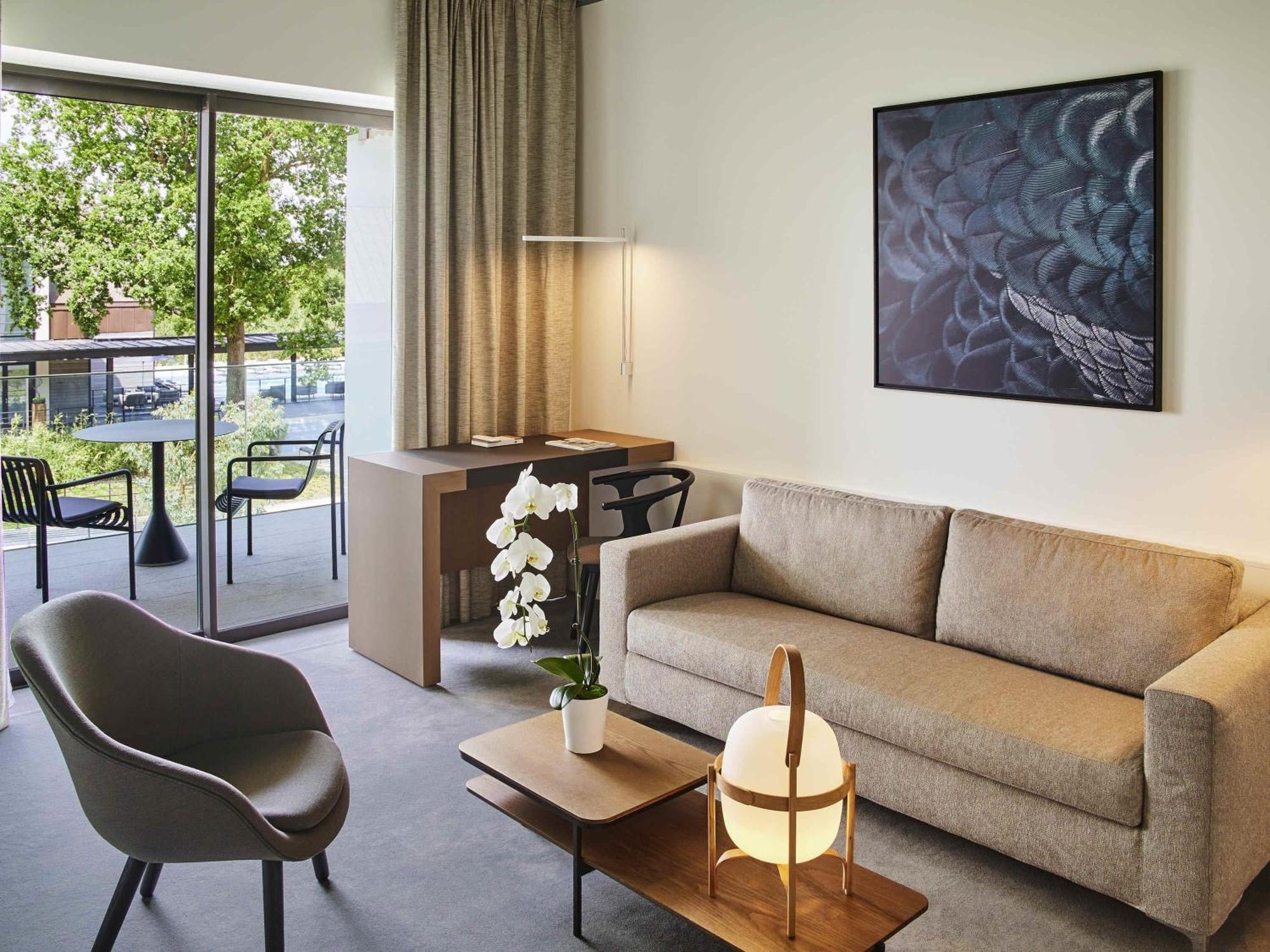Suite Junior Lit King-Size avec Canapé-Lit et Terrasse - Vue sur Patio
