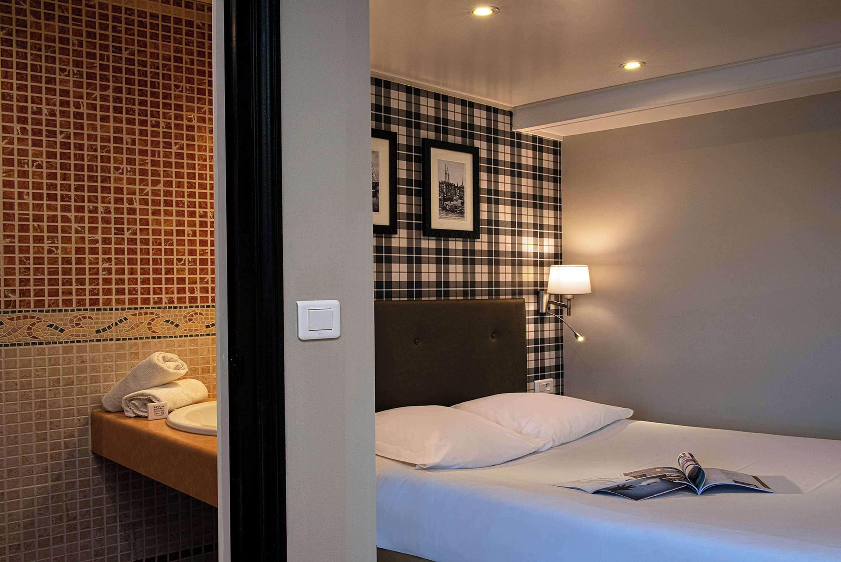 Small Standard Double Room Harbor Entrance View Non-Smoking