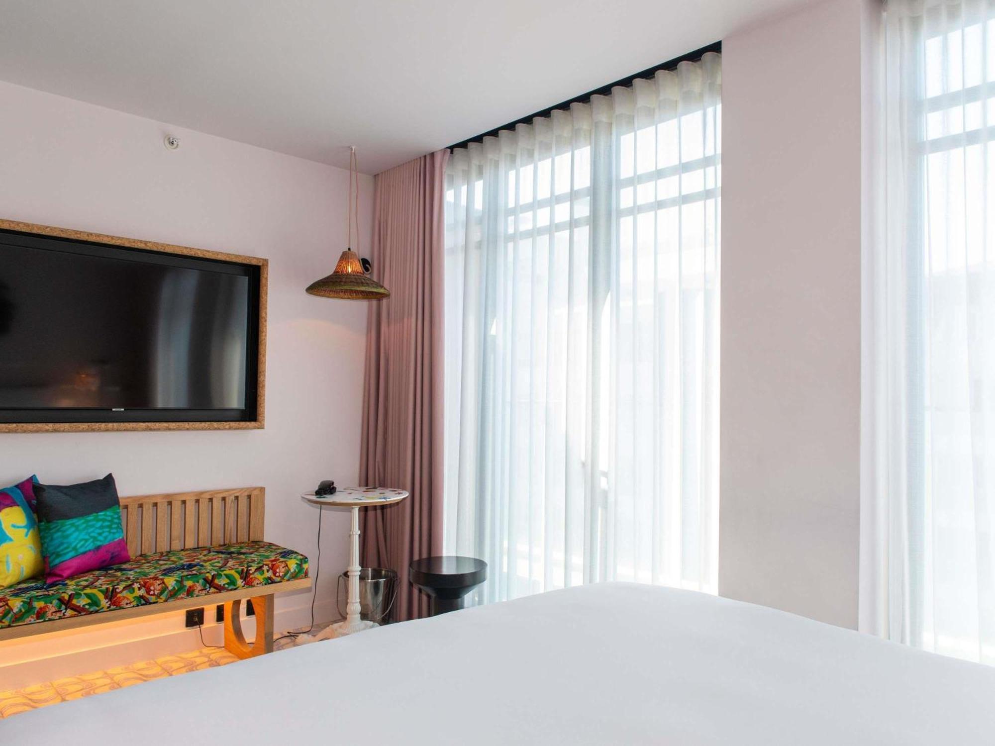 Chambre Double Mama Moyenne avec Lit King-Size et Balcon - Vue sur Avenue
