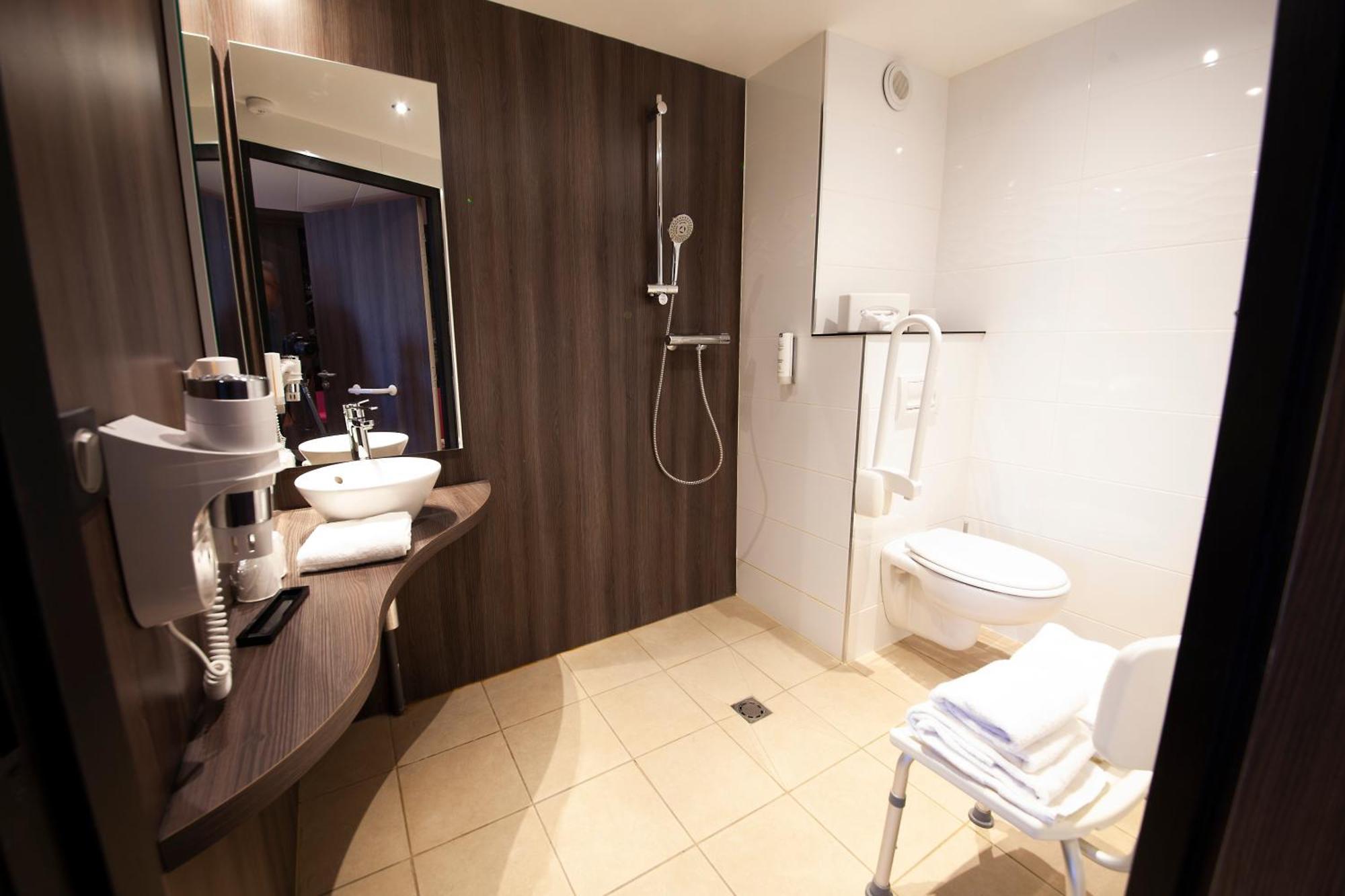Chambre Lit Queen-size - Accessible aux Personnes à Mobilité Réduite