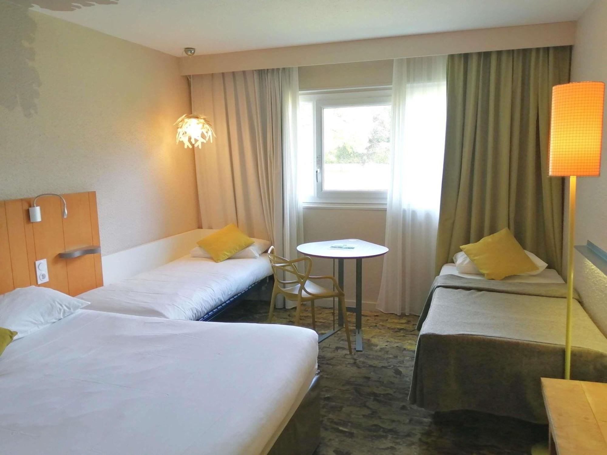 Standard Room with 1 Double Bed and 2 Single Beds,1717003022:JPEG
