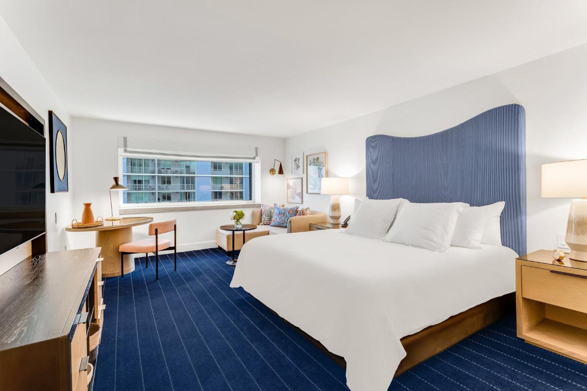 Chambre Lit King-Size Classique avec Accès au Salon Club - Vue Partielle sur Océan