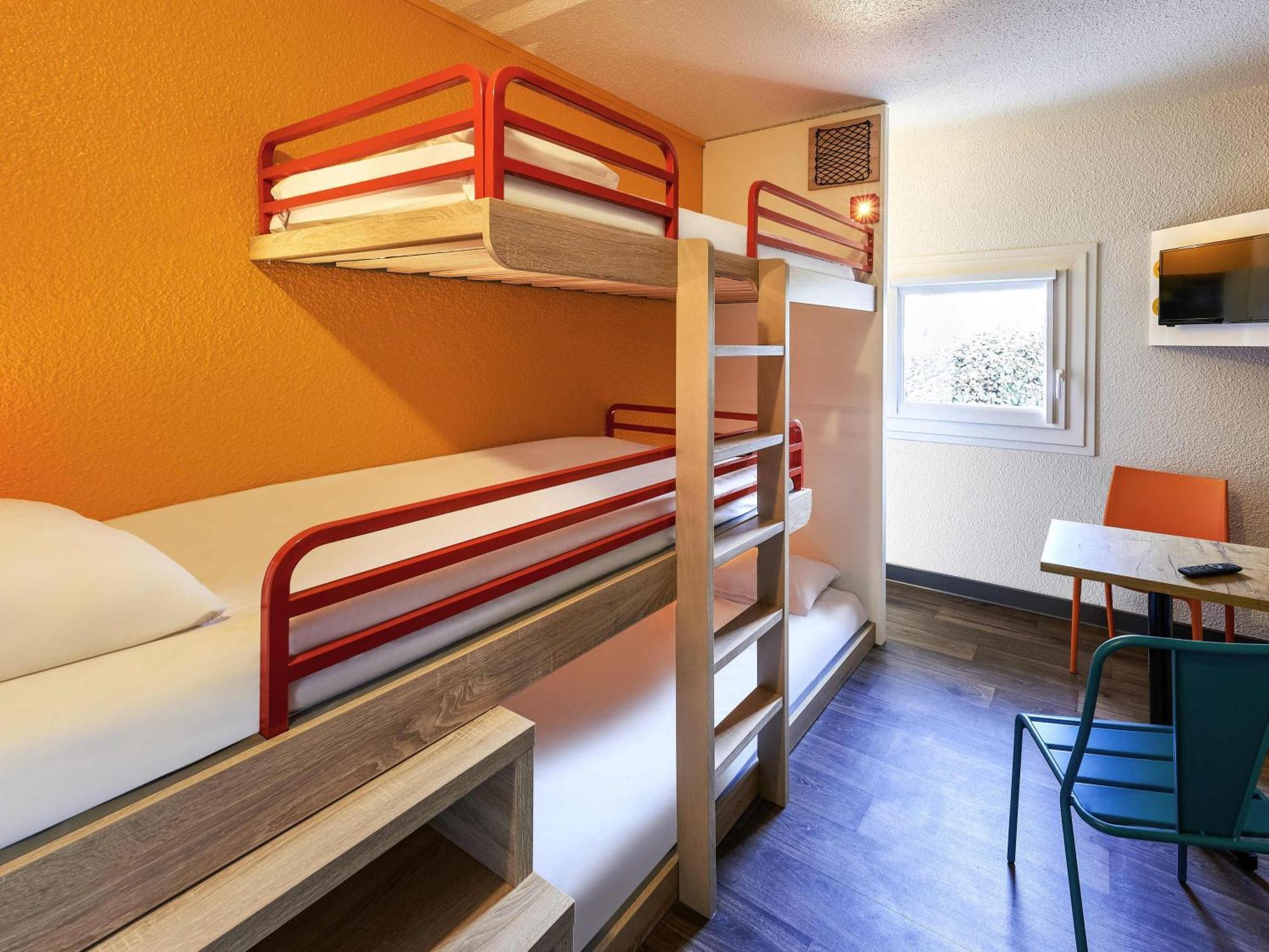 Chambre Break avec 3 Lits Simples Superposés et Salle de Bains Commune