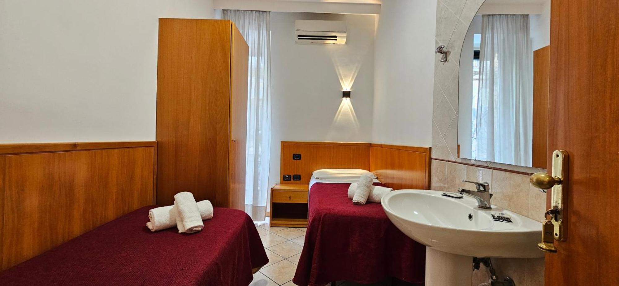 Chambre Lits Jumeaux avec Salle de Bains Commune