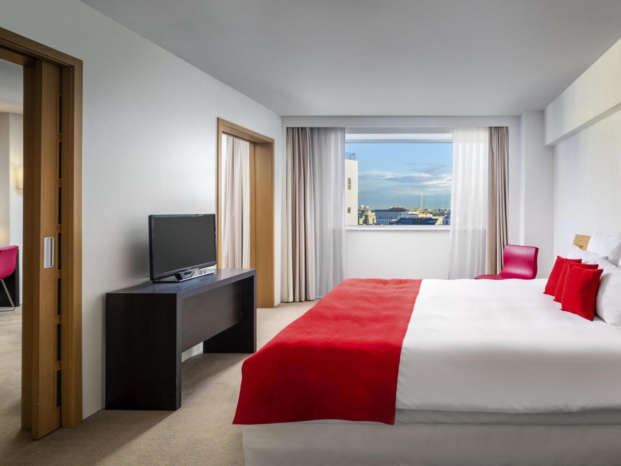 Novation Suite with Sofa,1742595933:JPEG