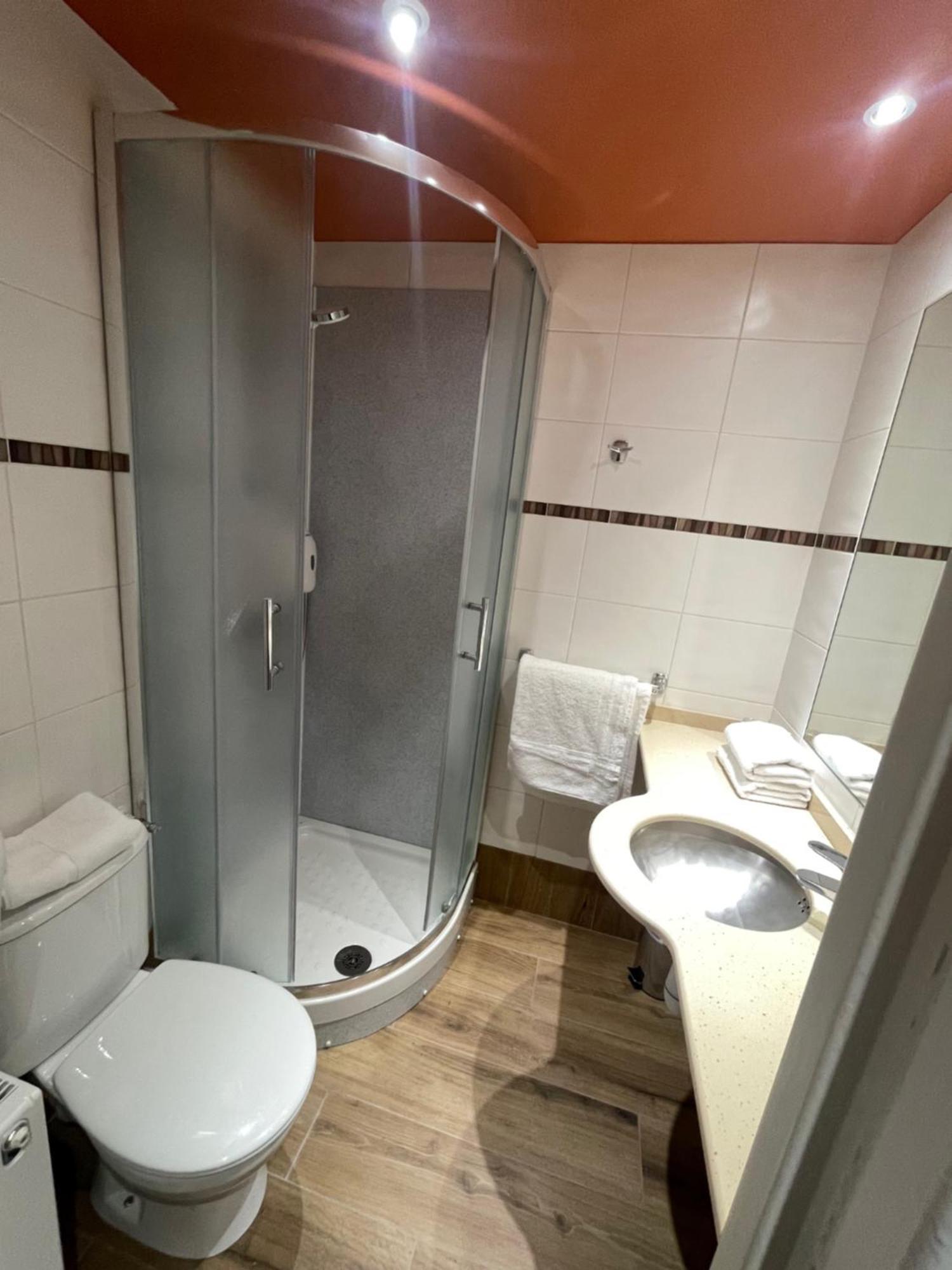 Standard Double Room Shower