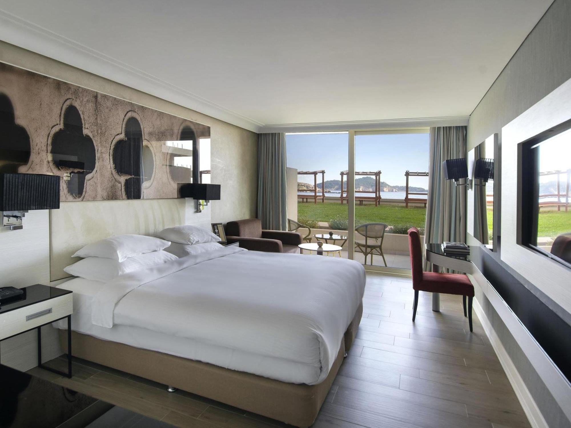 Chambre Double Supérieure - Vue sur Jardin et Vue Partielle sur Mer