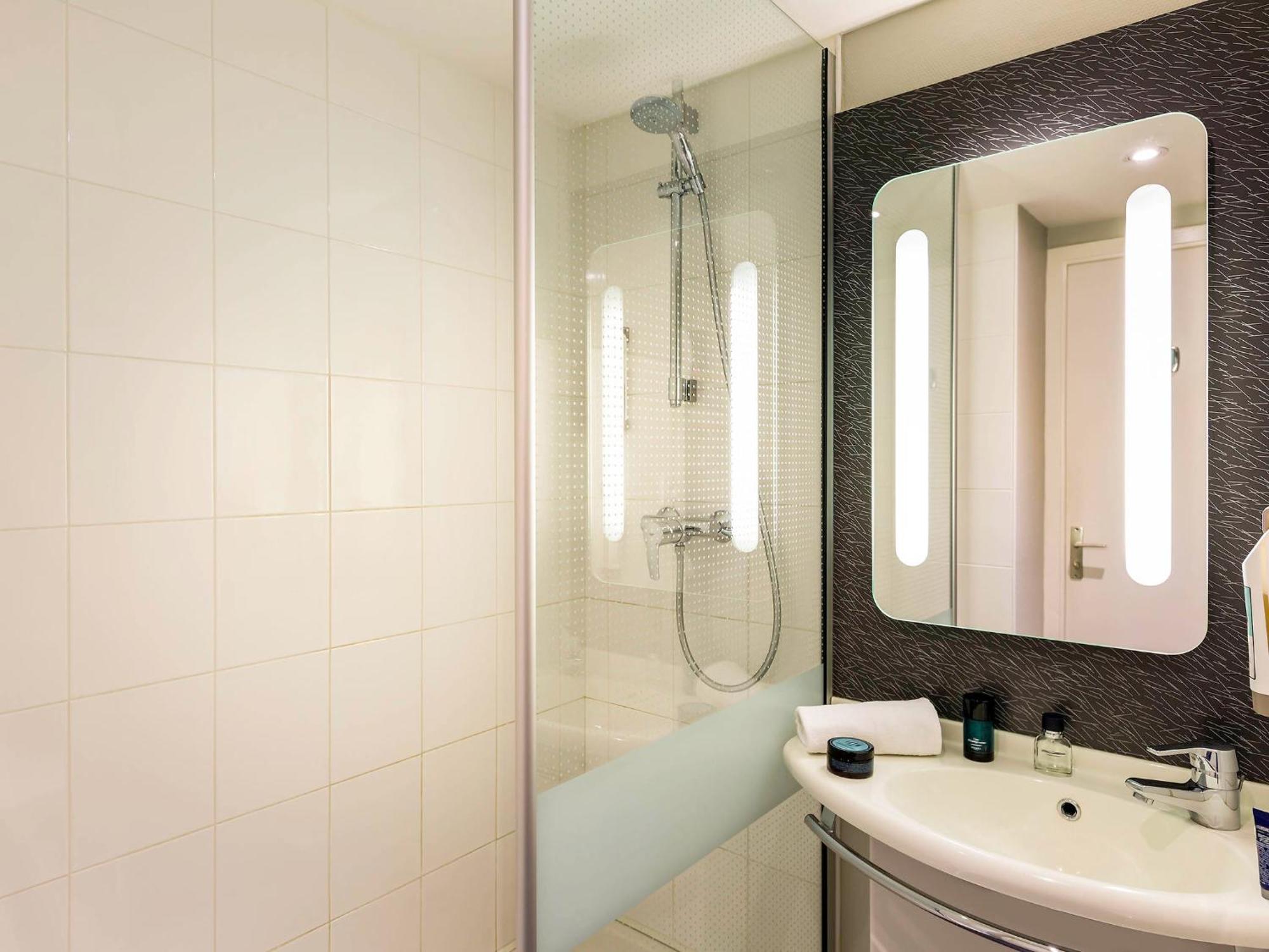 Chambre Standard avec 1 Lit Double et 2 Lits Simples