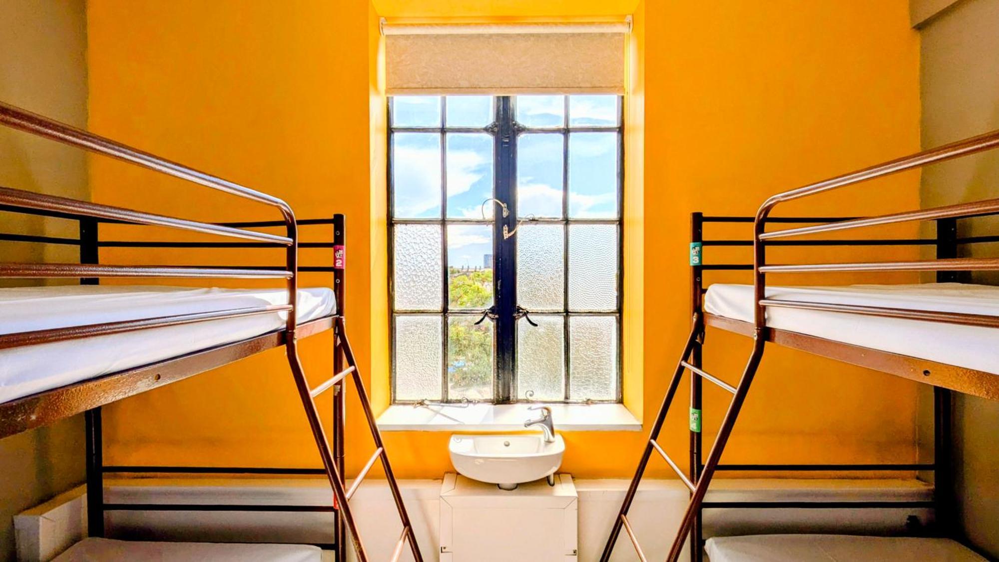 Lit dans Dortoir Mixte de 4 Lits avec Salle de Bains Commune