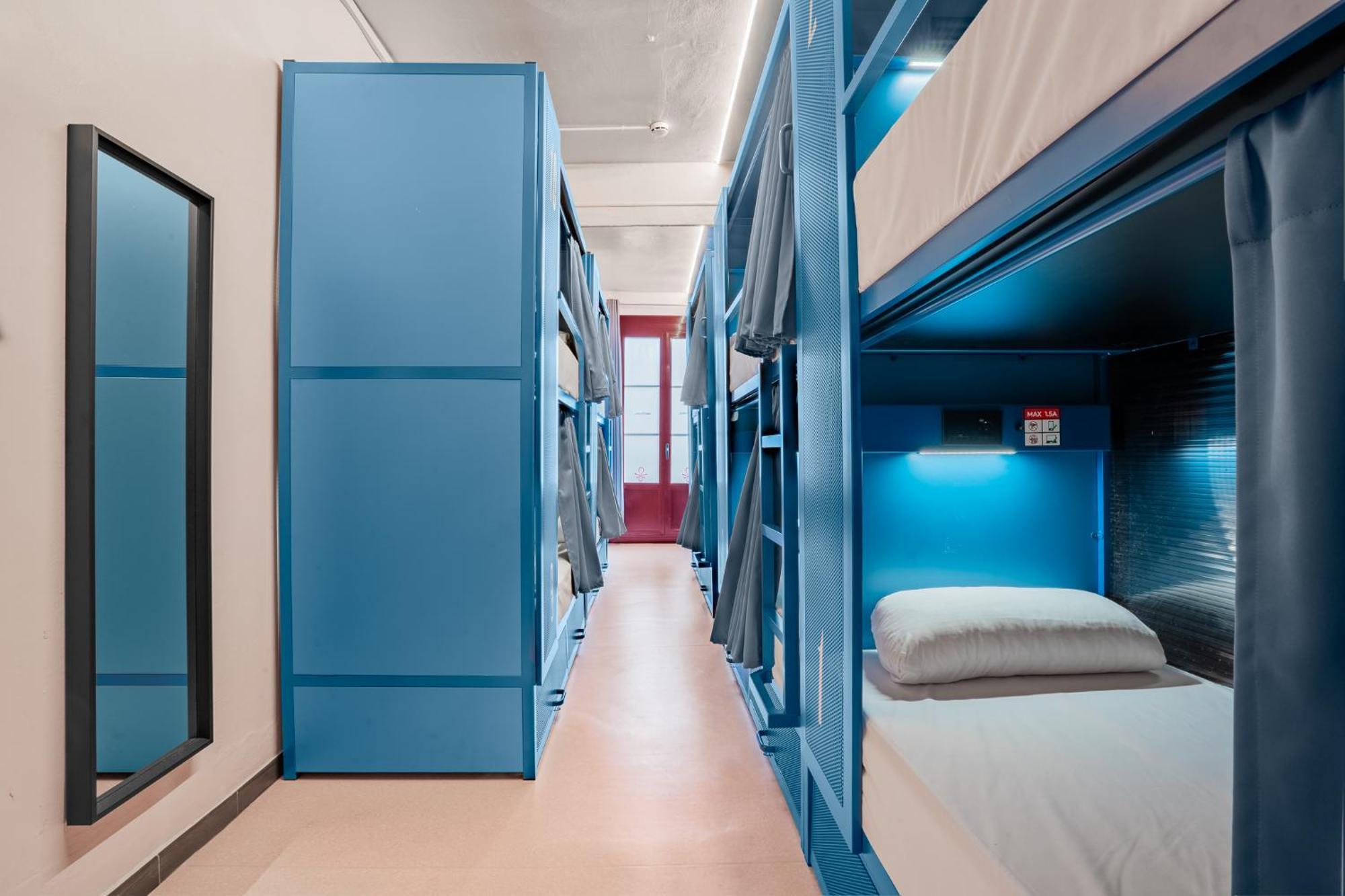 Chambre Mixte de 10 Lits avec Salle de Bains Commune.