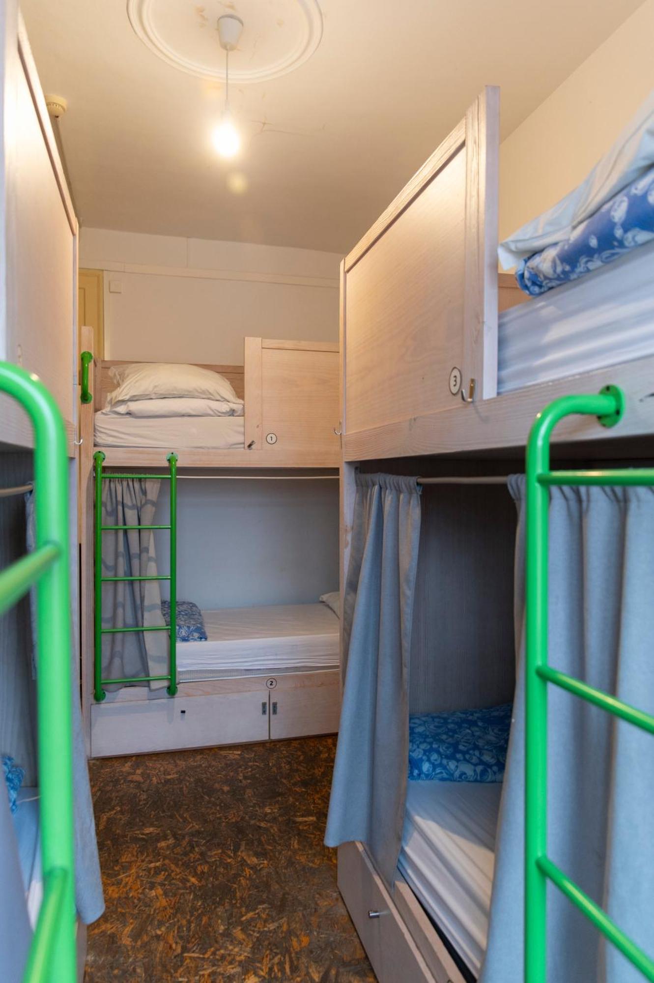 Lit dans Dortoir Mixte de 6 Lits avec Salle de Bains