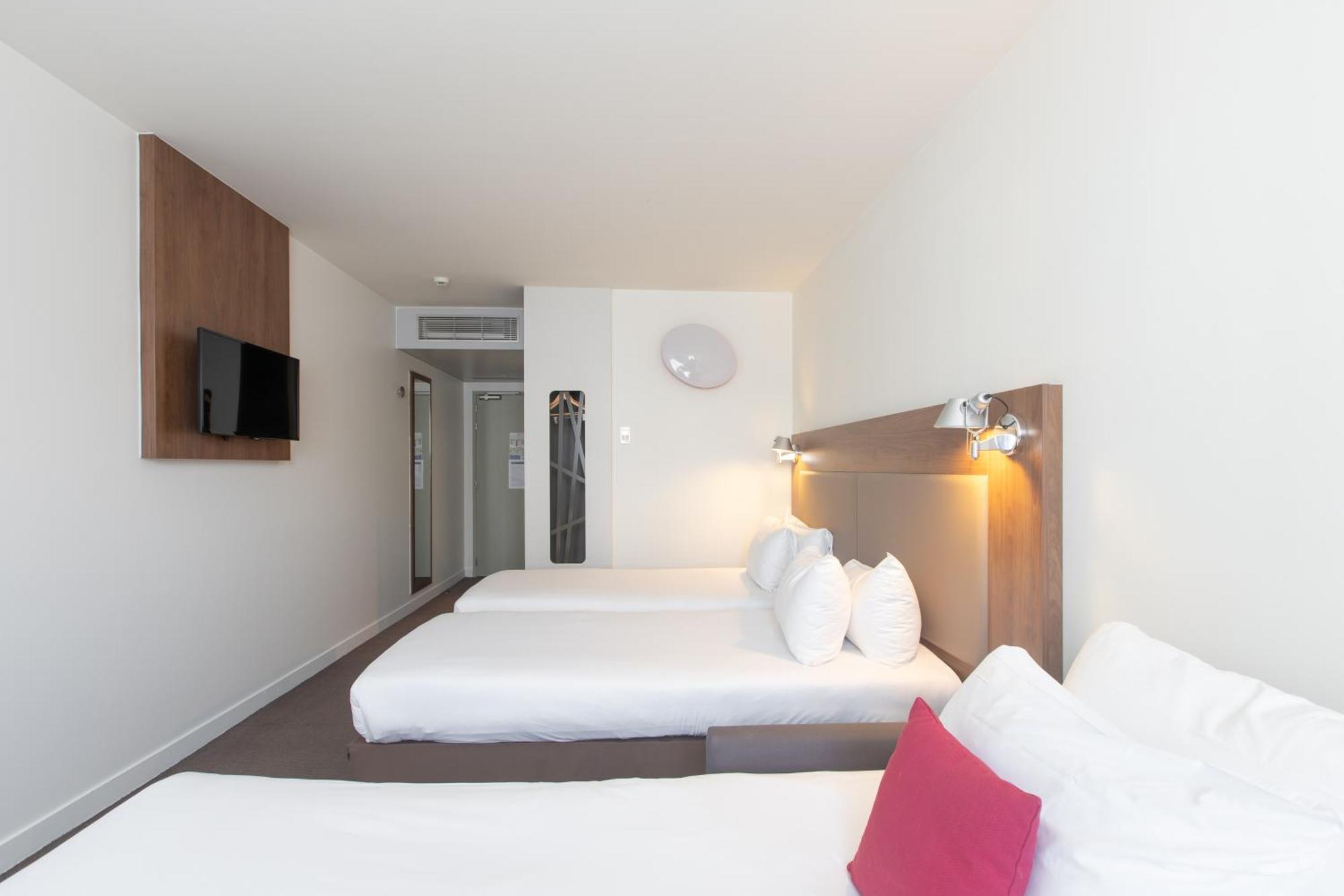 Room Next Generation 3 Single Beds