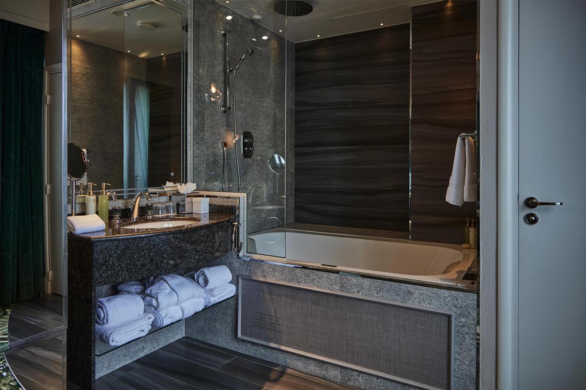 Superior Room Boudoir Jacuzzi