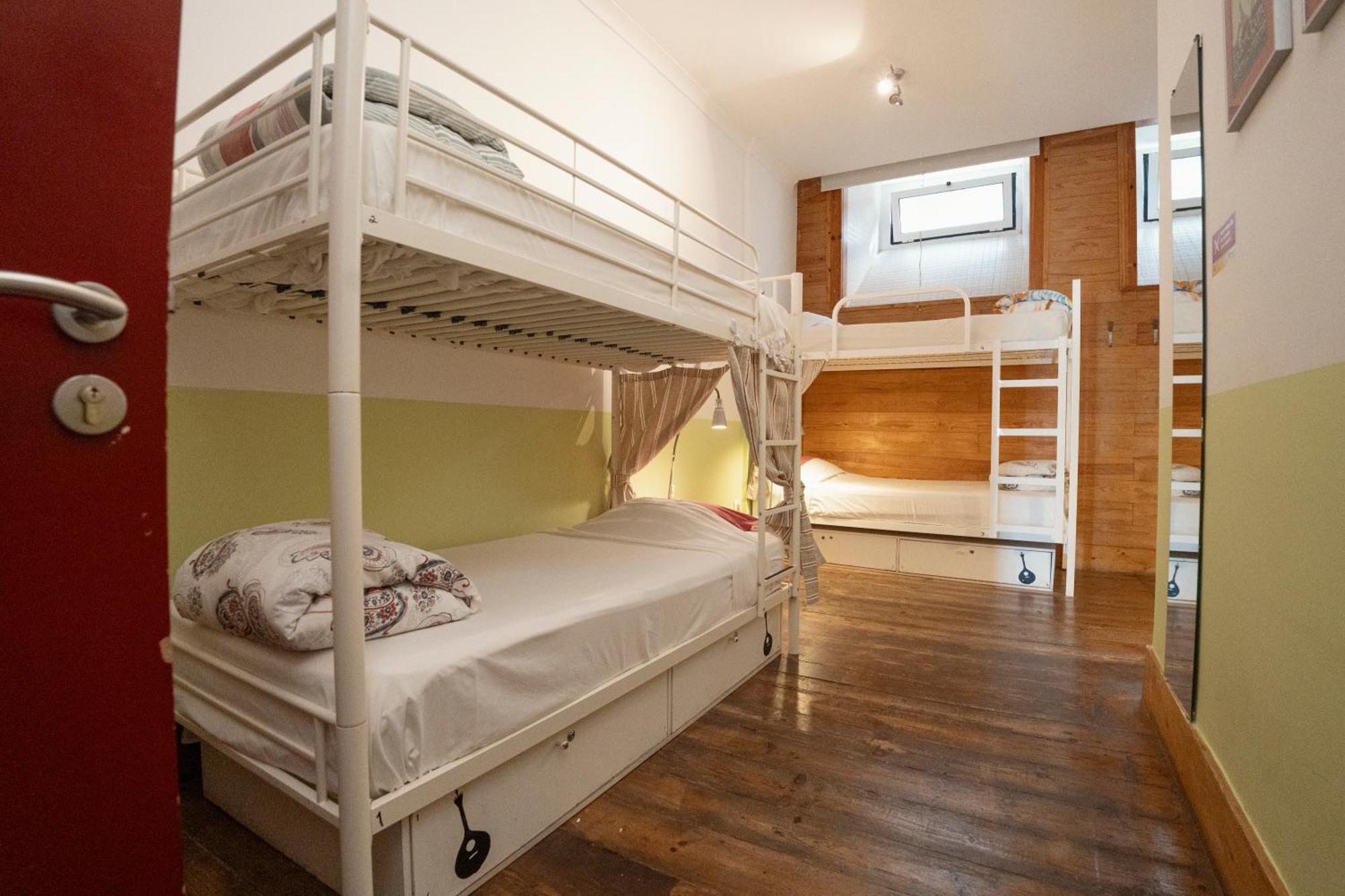 Single Bed Mixed Dormitory Room 6 Beds