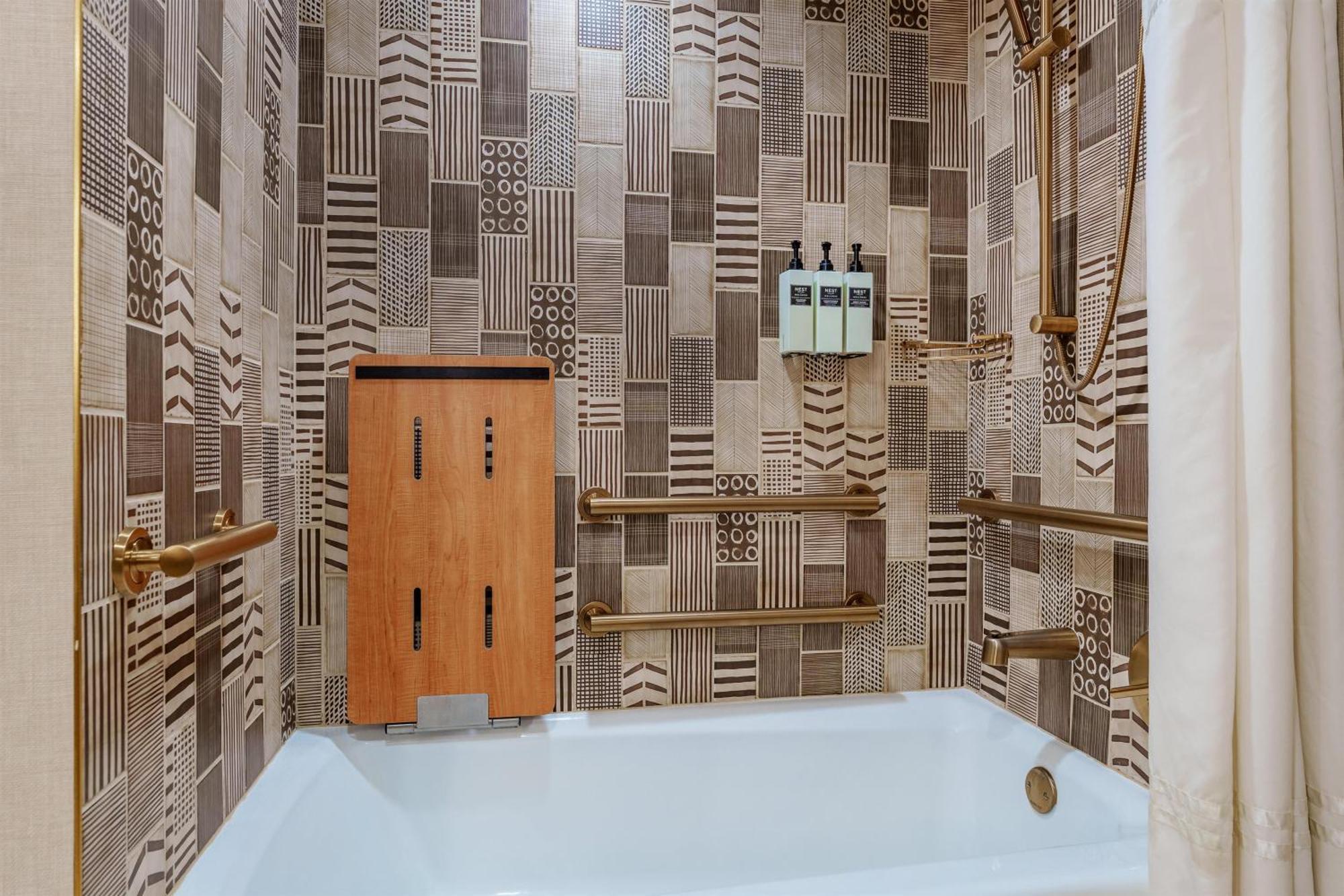 Remodeled 1 Bedroom Premier Suite 2 Queen Beds High Floor Accessible Roll