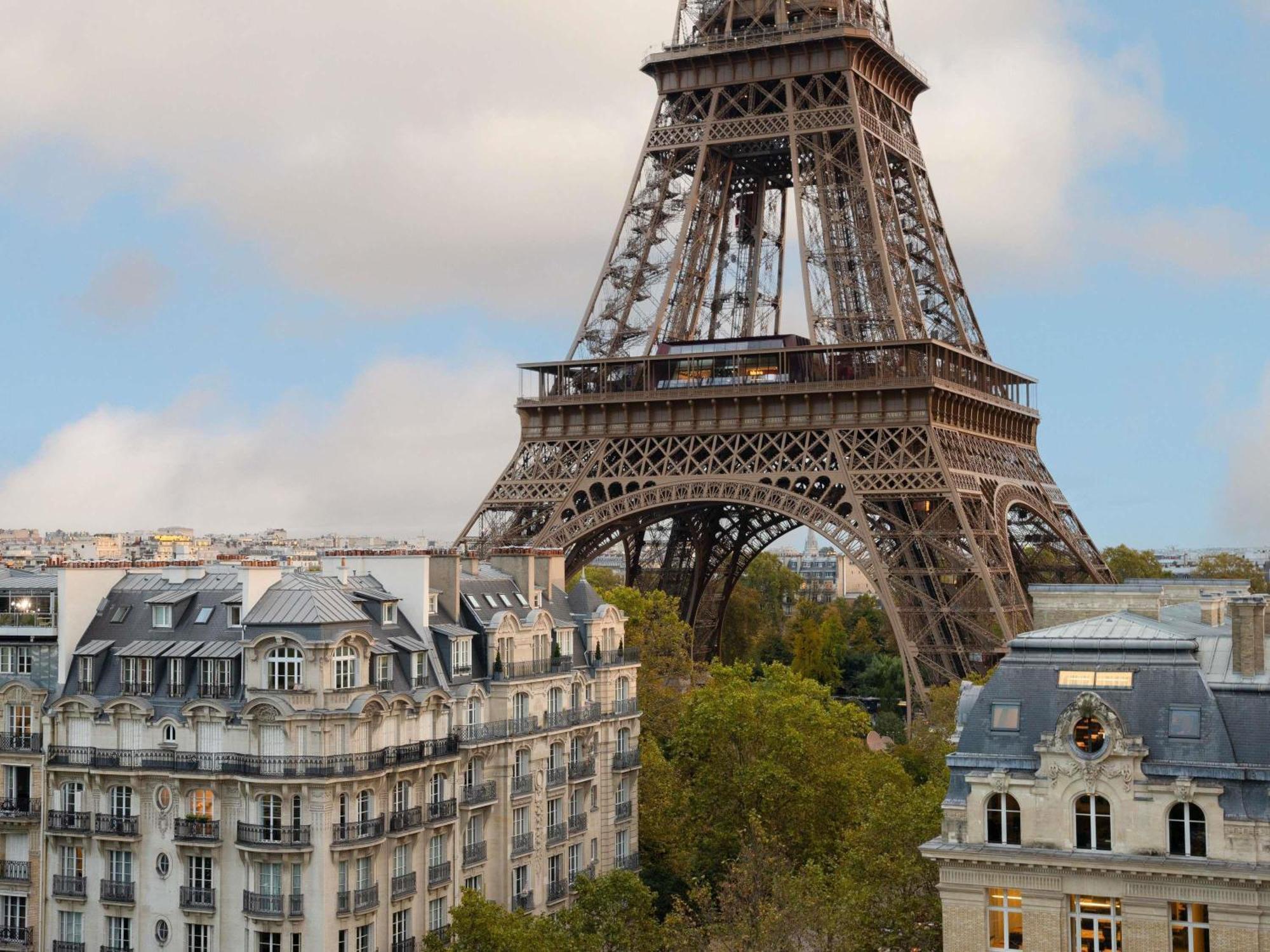 Chambre Lits Jumeaux Deluxe avec Canapé et Balcon - Étage Supérieur - Vue sur Tour Eiffel