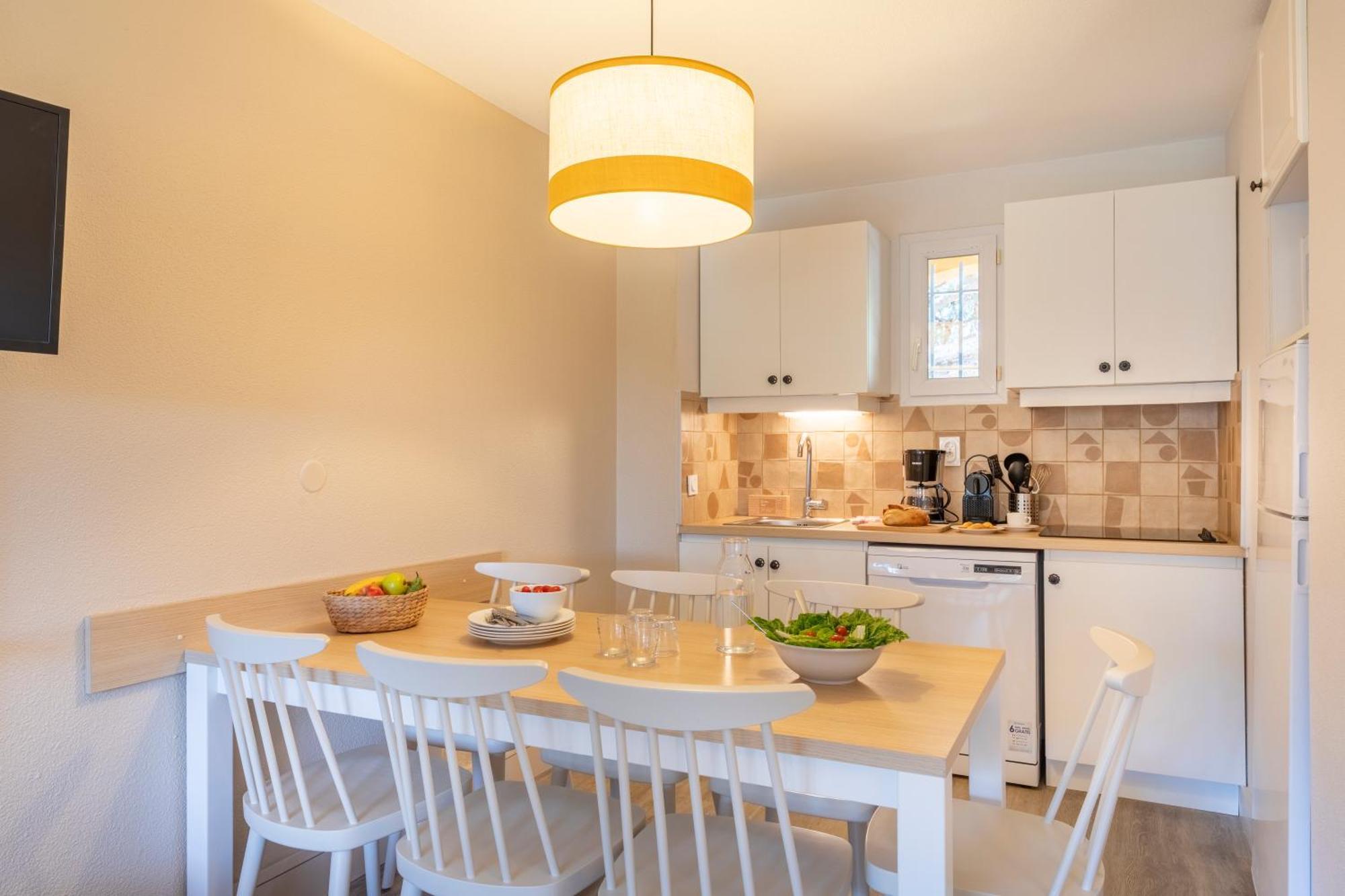 Superior One-Bedroom Apartment Sleeping Alcove Air Conditioning Terrace or Balcony Garden View