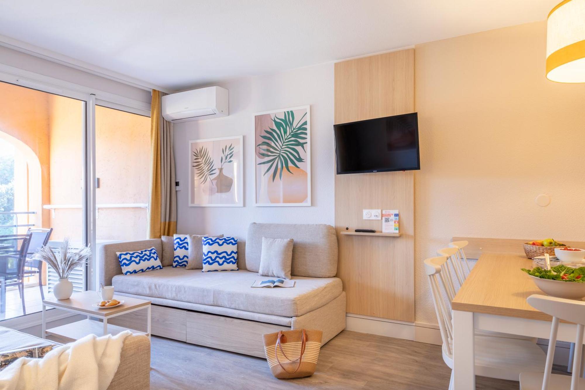 Superior One-Bedroom Apartment Sleeping Alcove Air Conditioning Terrace or Balcony Garden View
