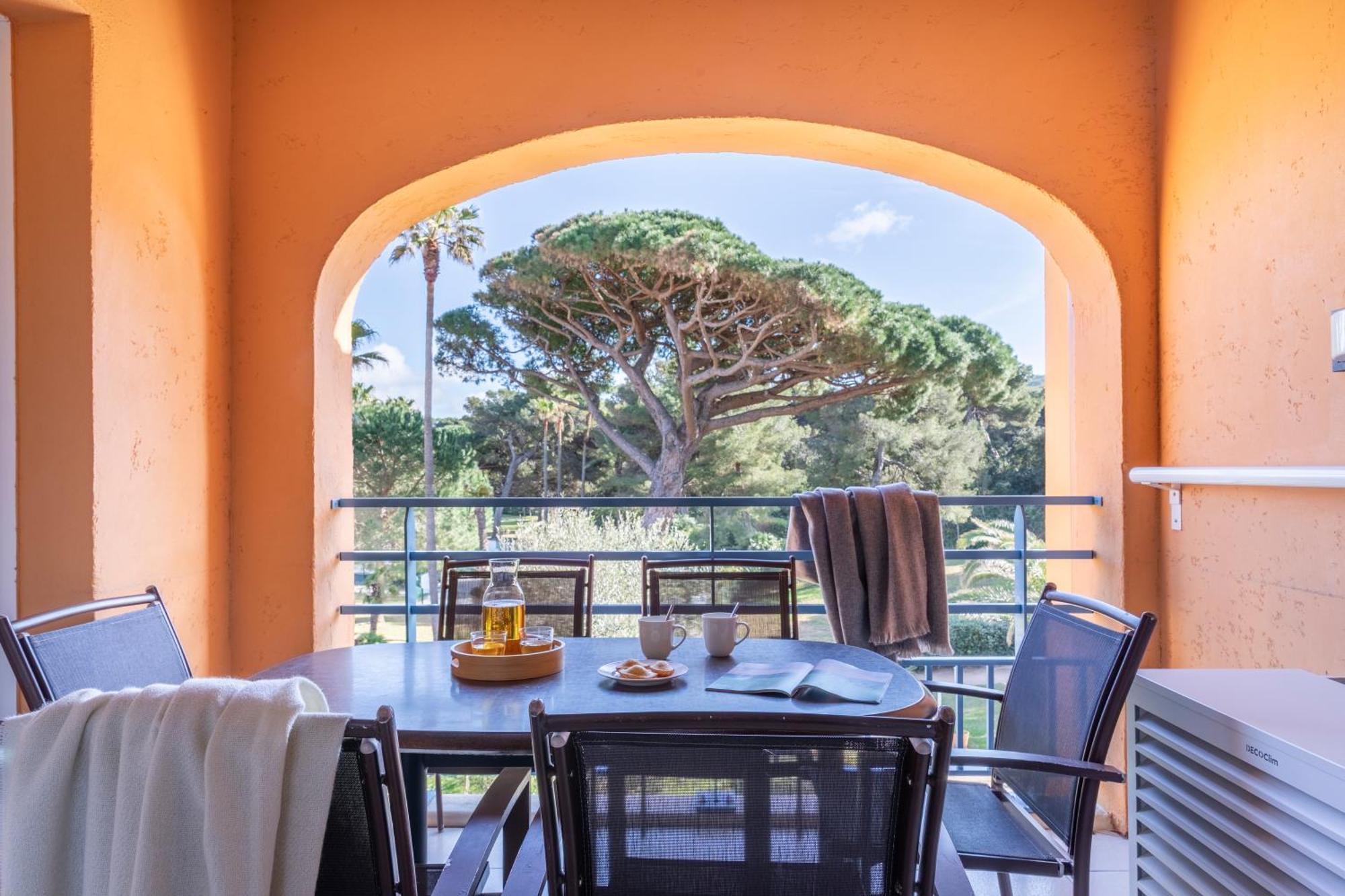 Superior One-Bedroom Apartment Sleeping Alcove Air Conditioning Terrace or Balcony Garden View