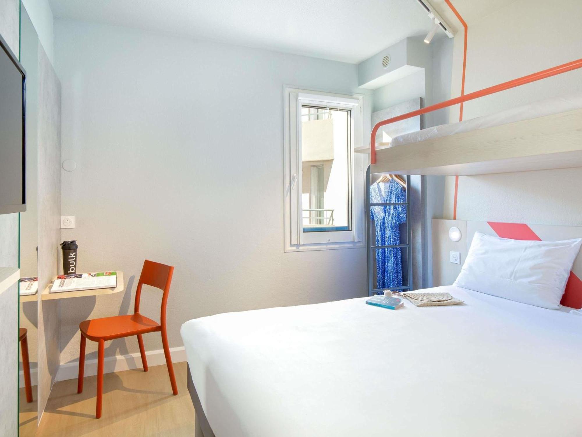 Triple Room One Double Bed One Bunk Bed,1758366423:JPEG