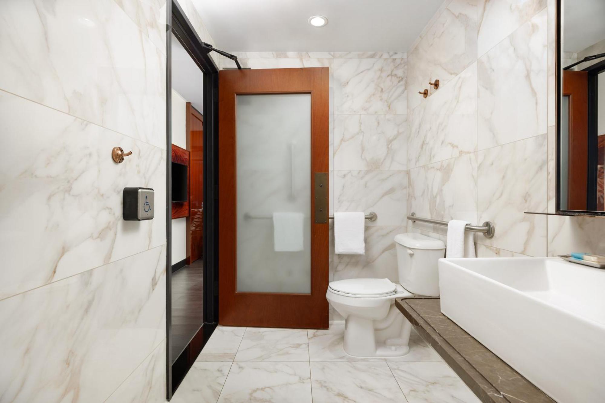 Chambre Double Accessible aux Personnes à Mobilité Réduite - Vue sur Empire State