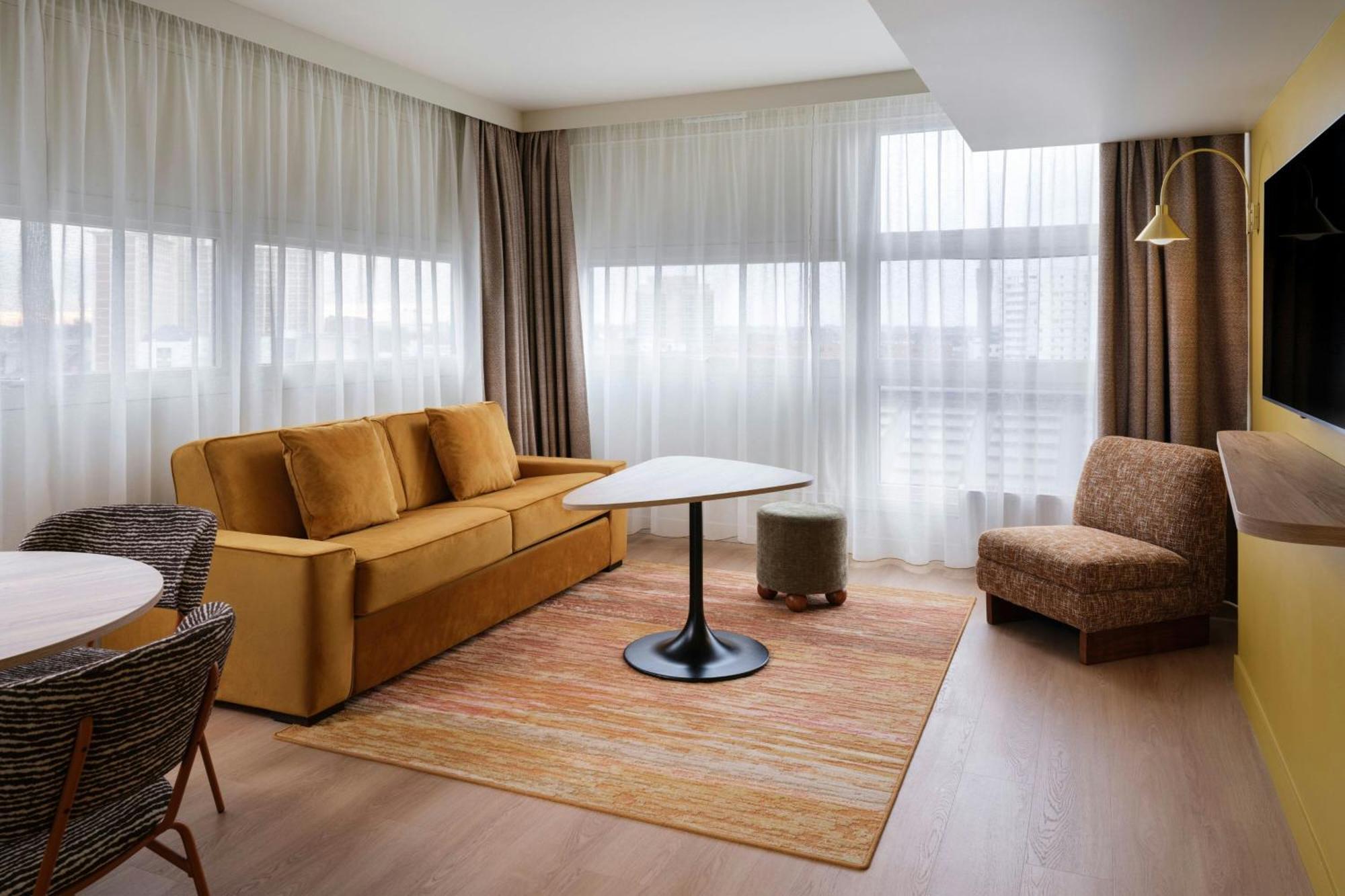 Deluxe One-Bedroom Apartment City View High Floor,1758522412:JPEG