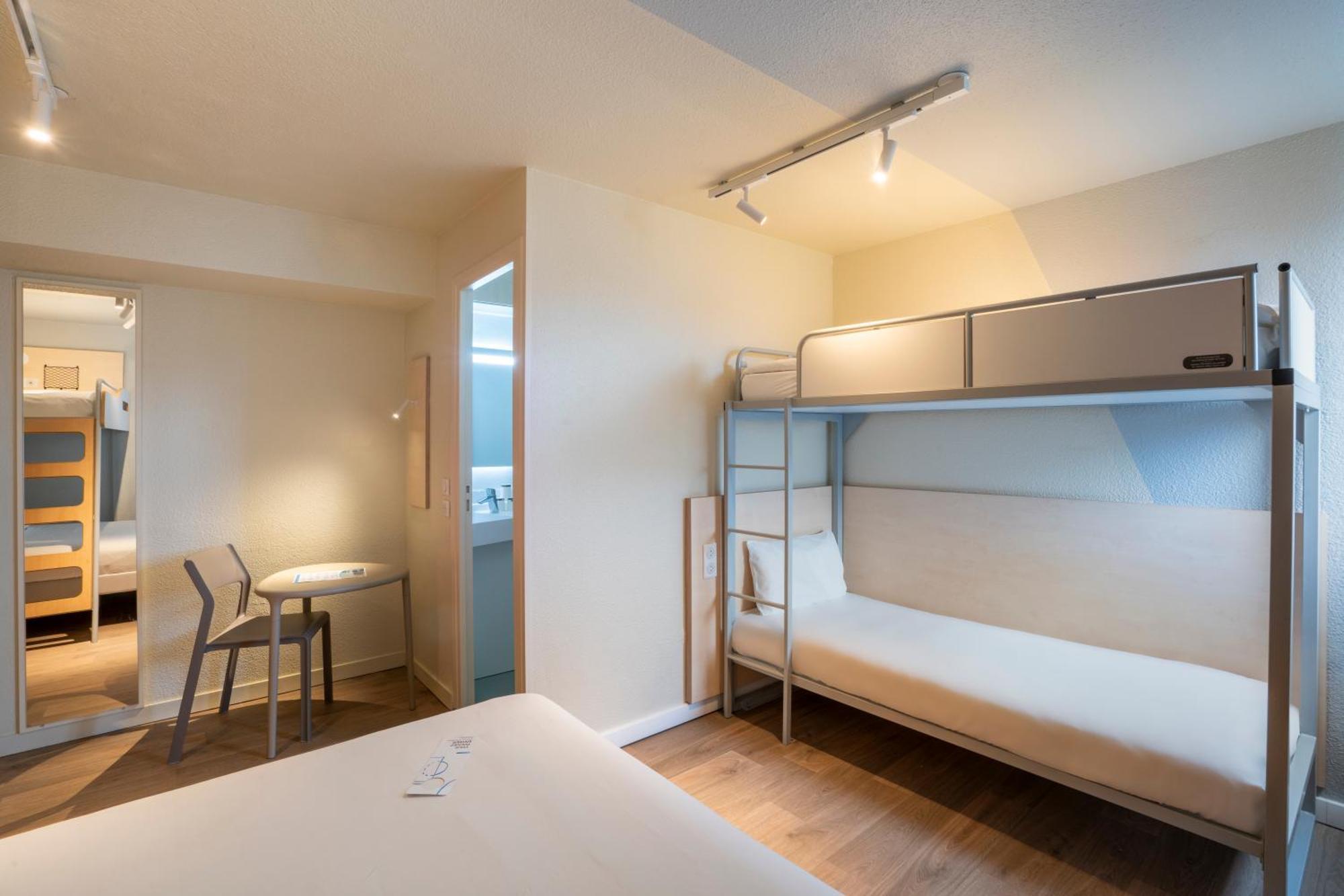 Chambre Familiale avec 1 Lit Double et 2 Lits Simples