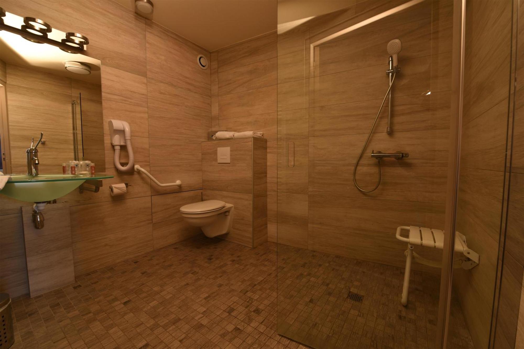 Standard Queen Room Walk Shower Disability Access or Non-Smoking,1765577223:JPEG