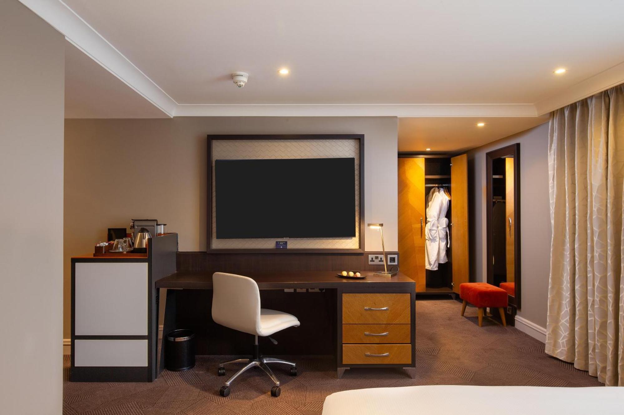 Junior Queen Suite
