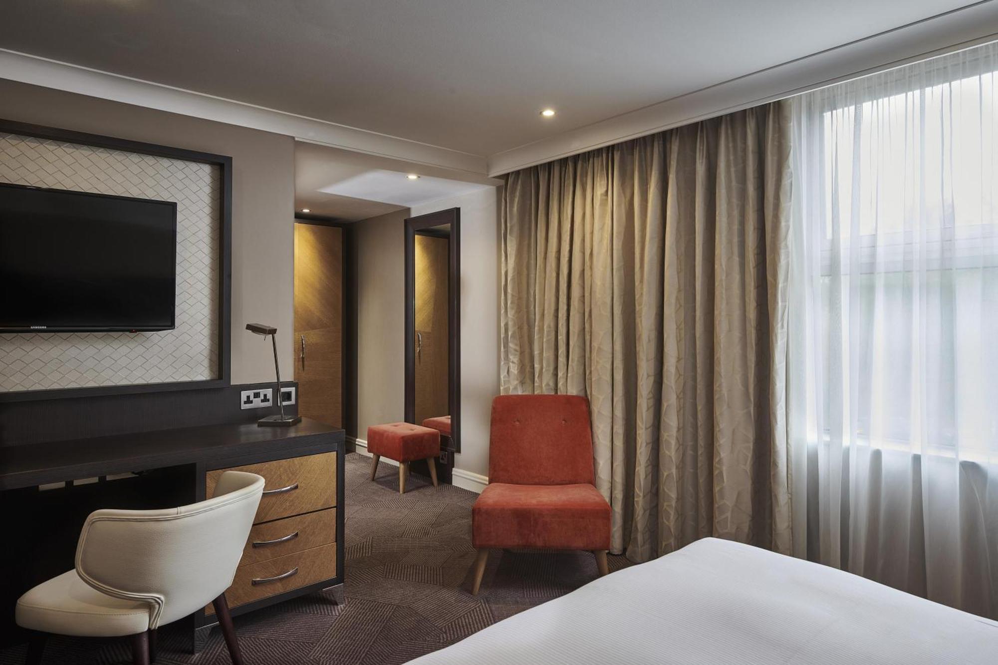 Junior Queen Suite