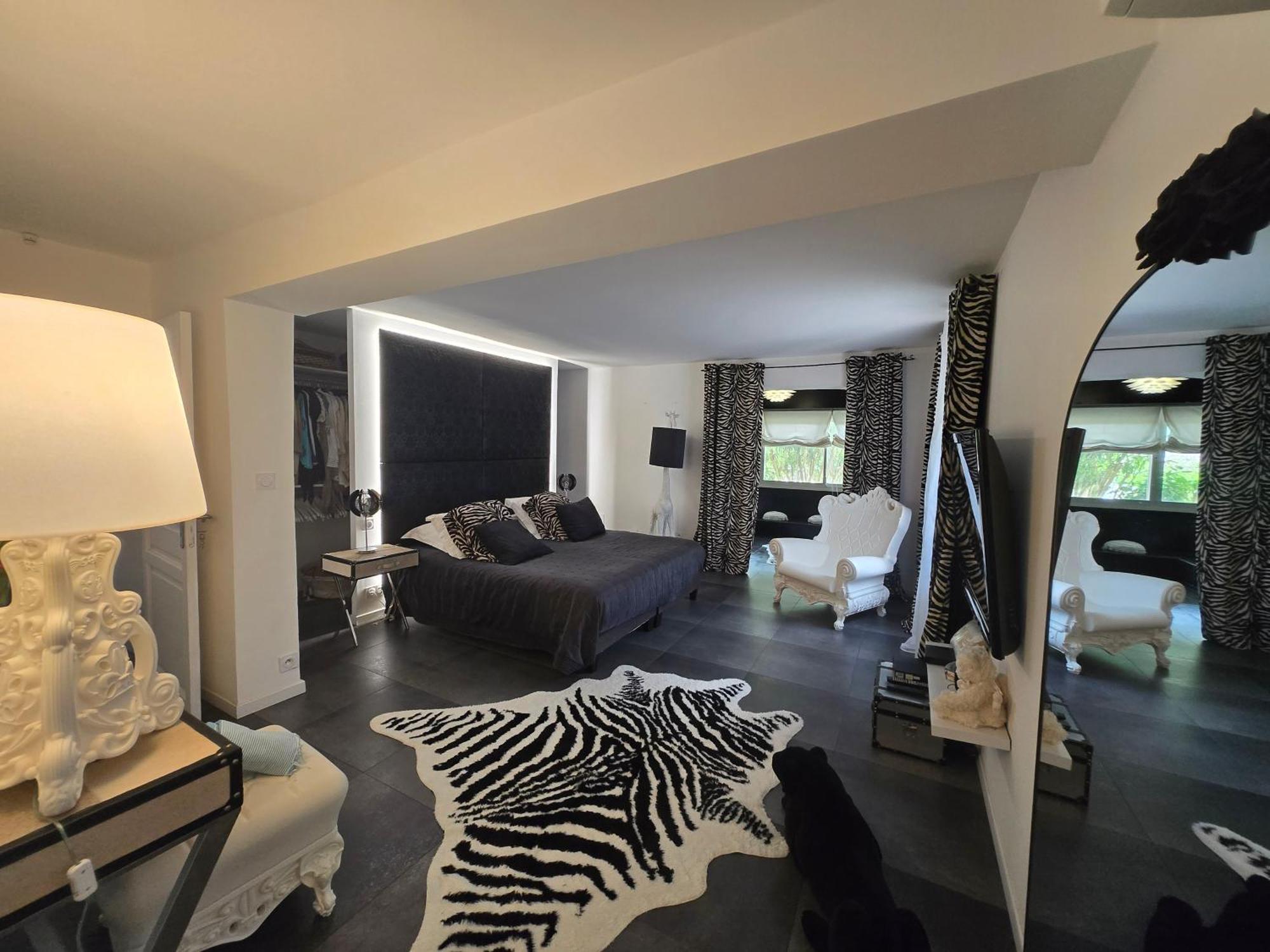 Deluxe Suite Spa Bath