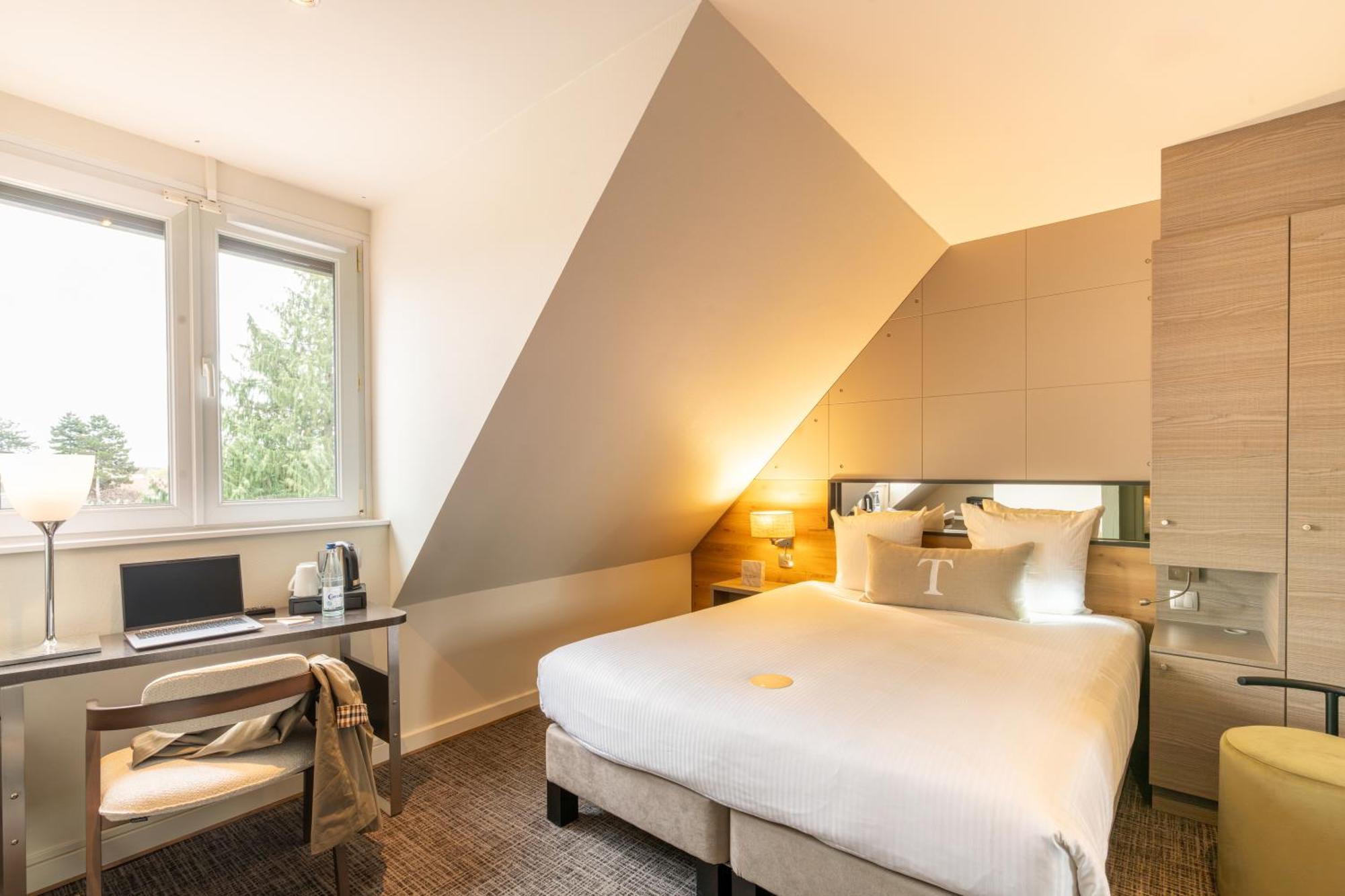 Standard Queen Room