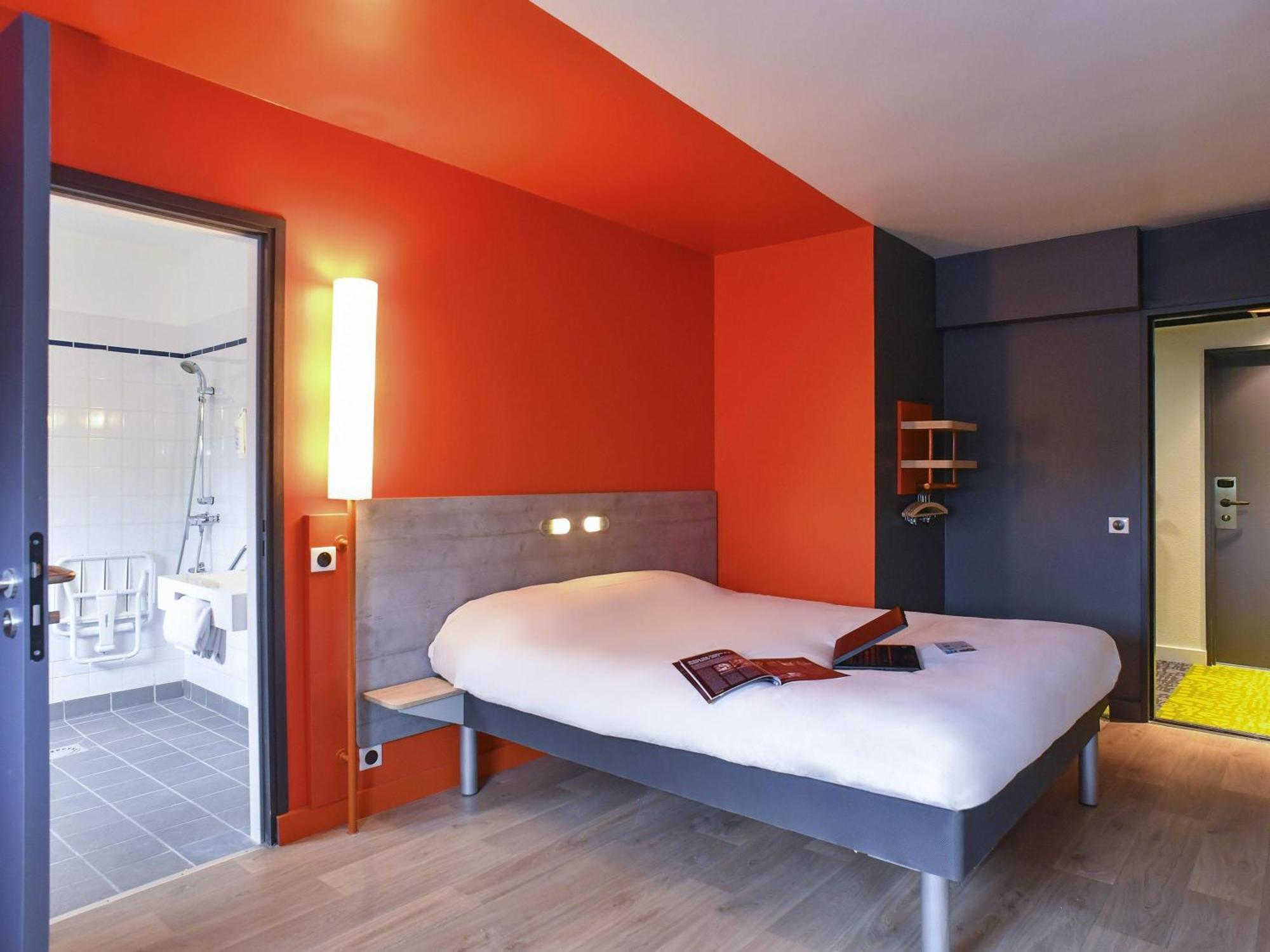 Chambre Lit King-Size pour Personnes à Mobilité Réduite