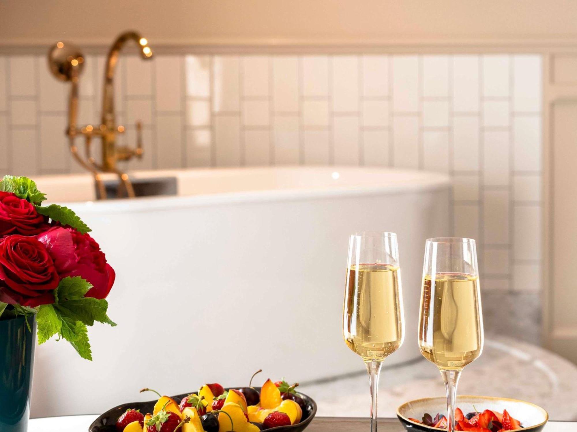 Honeymoon Suite Round bed or Bathtub or Lounge Area Grand Boulevard View