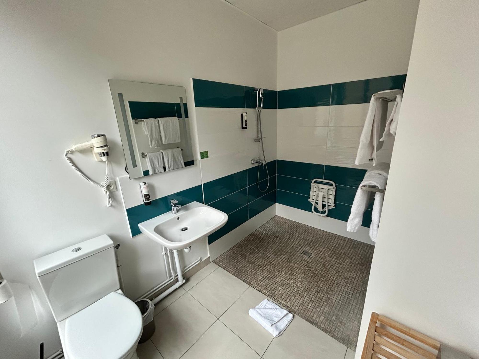 Chambre Double - Accessible aux Personnes à Mobilité Réduite