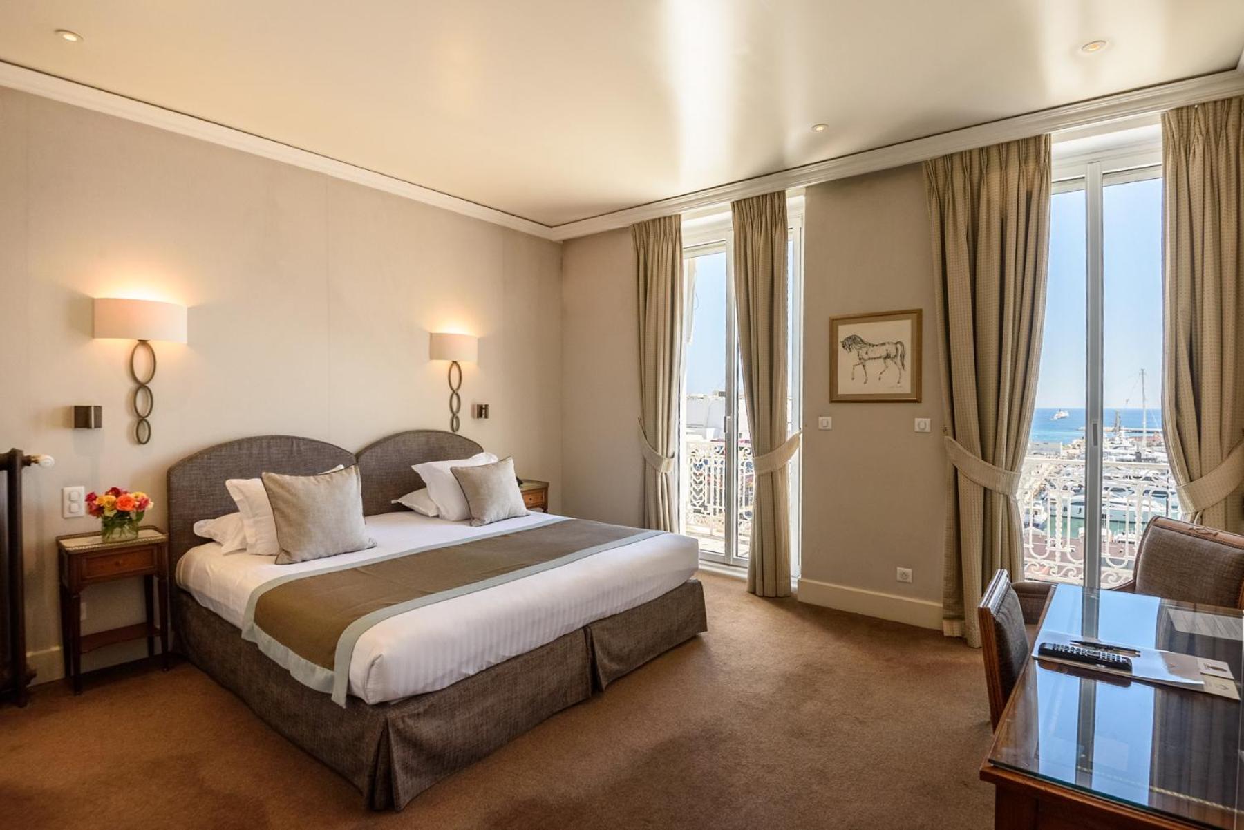 Family Suite Adjacent rooms sea city view