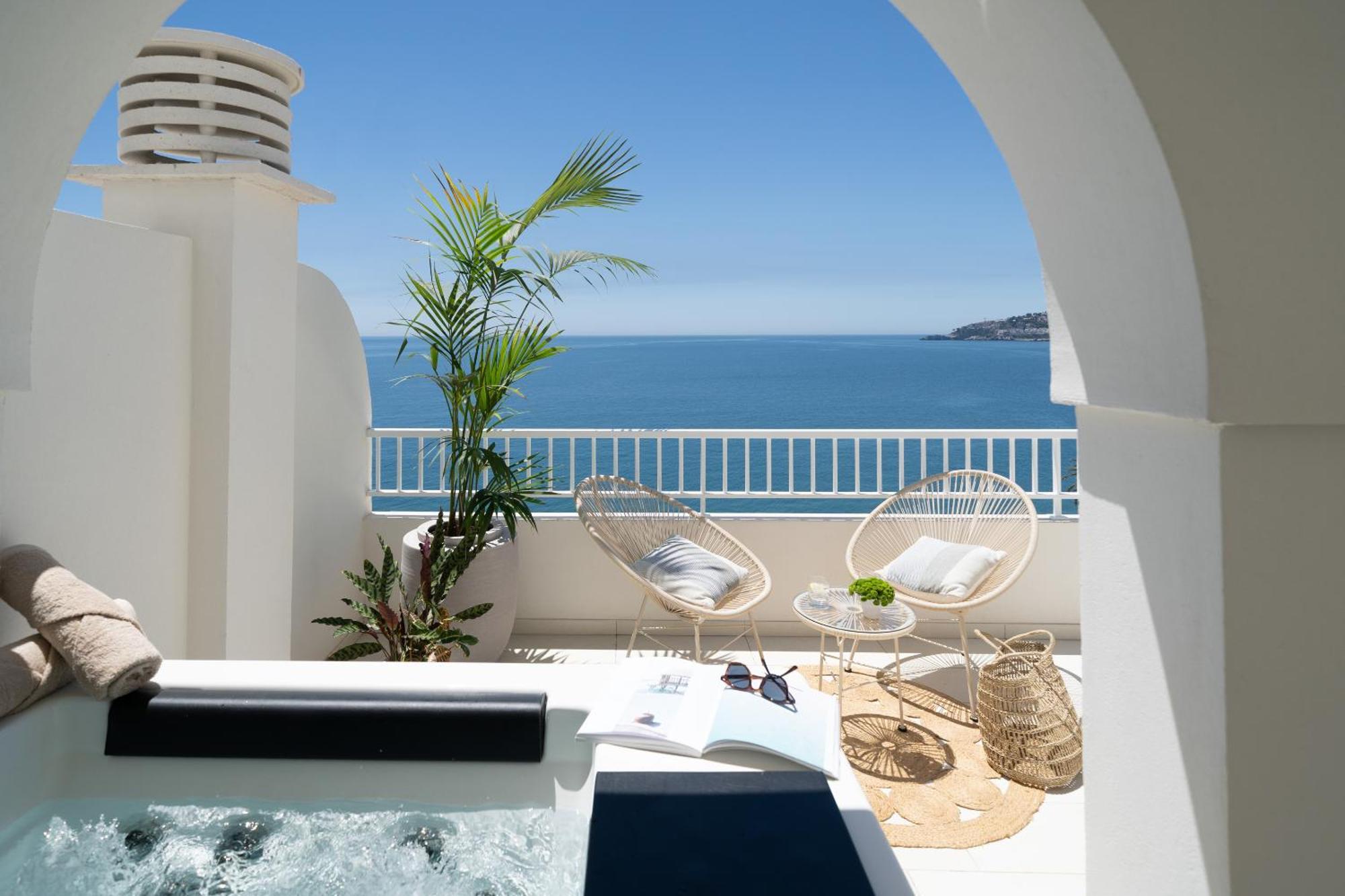 Panoramic Room with front sea view and hot tub on the terrace