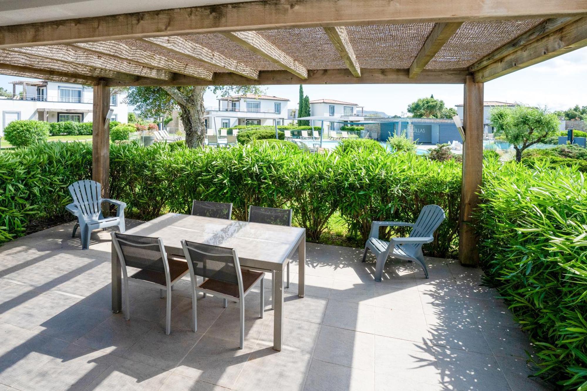 One-Bedroom Apartment Air Conditioning Terrace Swimming pool View